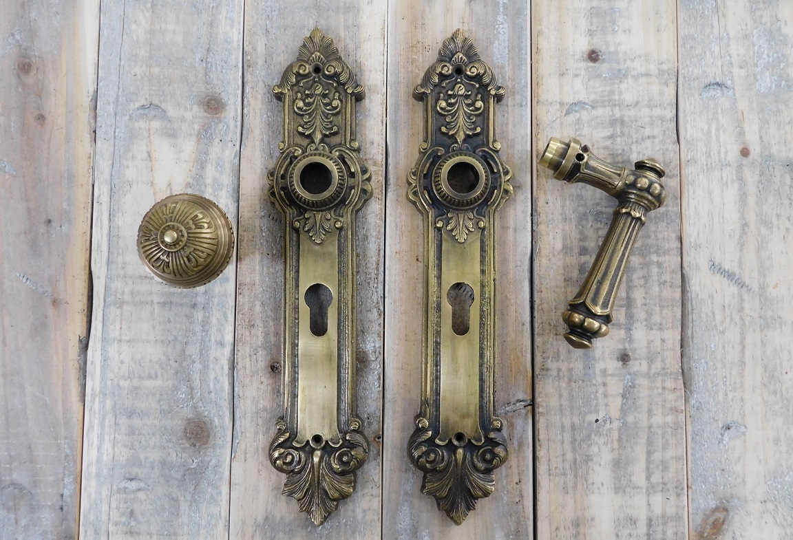 Set deurbeslag voor de (huis)deur: antiek messing oprichter tijd.