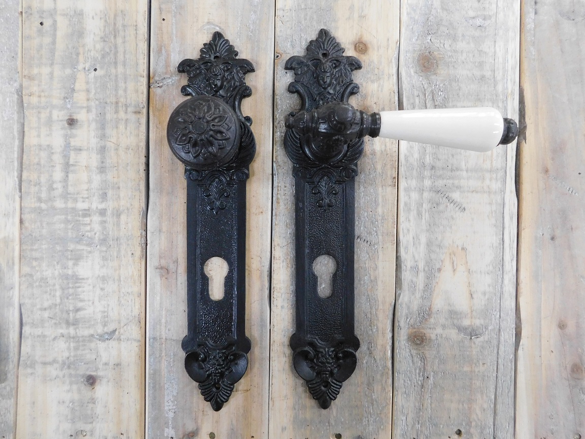 Set: 1 deurknop Pinto + 1 deurkruk (handvat porselein ivoorkleurige) + 2 deurplaten engel - Antieke IJzer - Donkerbruin