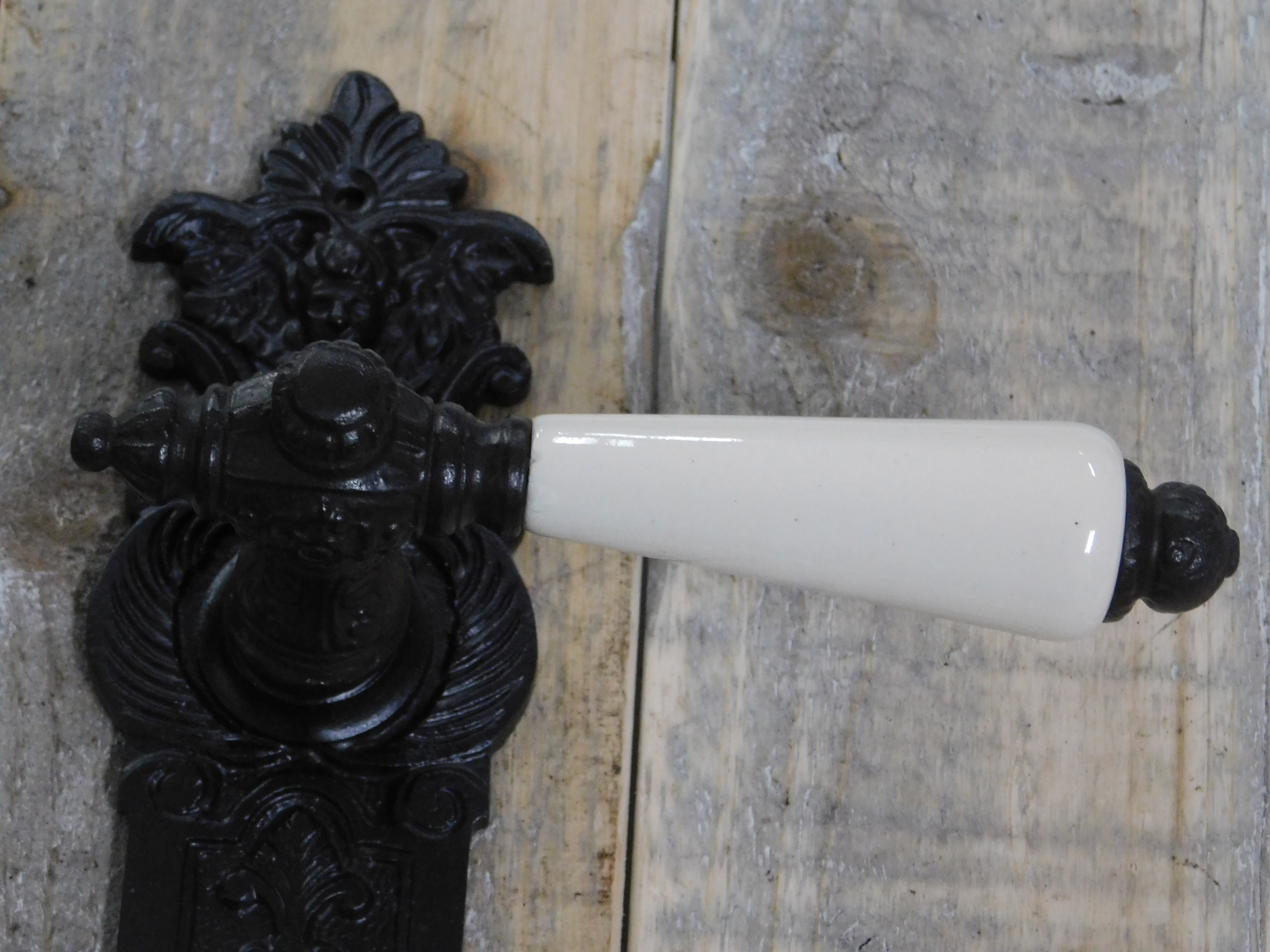Deurset: deurknop met Nippon porseleinen handvat in crème wit + 1 + 2 Belli deurknop backplates engel, antiek ijzer bruin, de kleur is zeer donker bruine antiek. pz92.