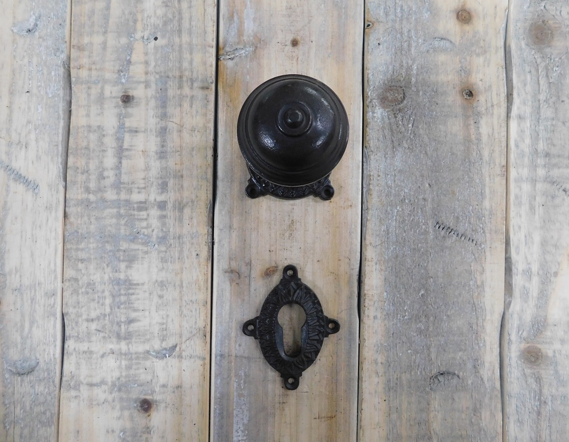 1 vaste deurknop , plus 1 x knoprozet + 1 x  sleutelrozet, basis voor de deur, antiek ijzeren uitvoering