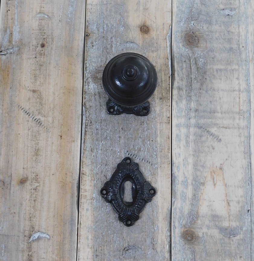 Deurknop met twee rozetten (rozet knop en sleutelgat plaatje), van antiek ijzer