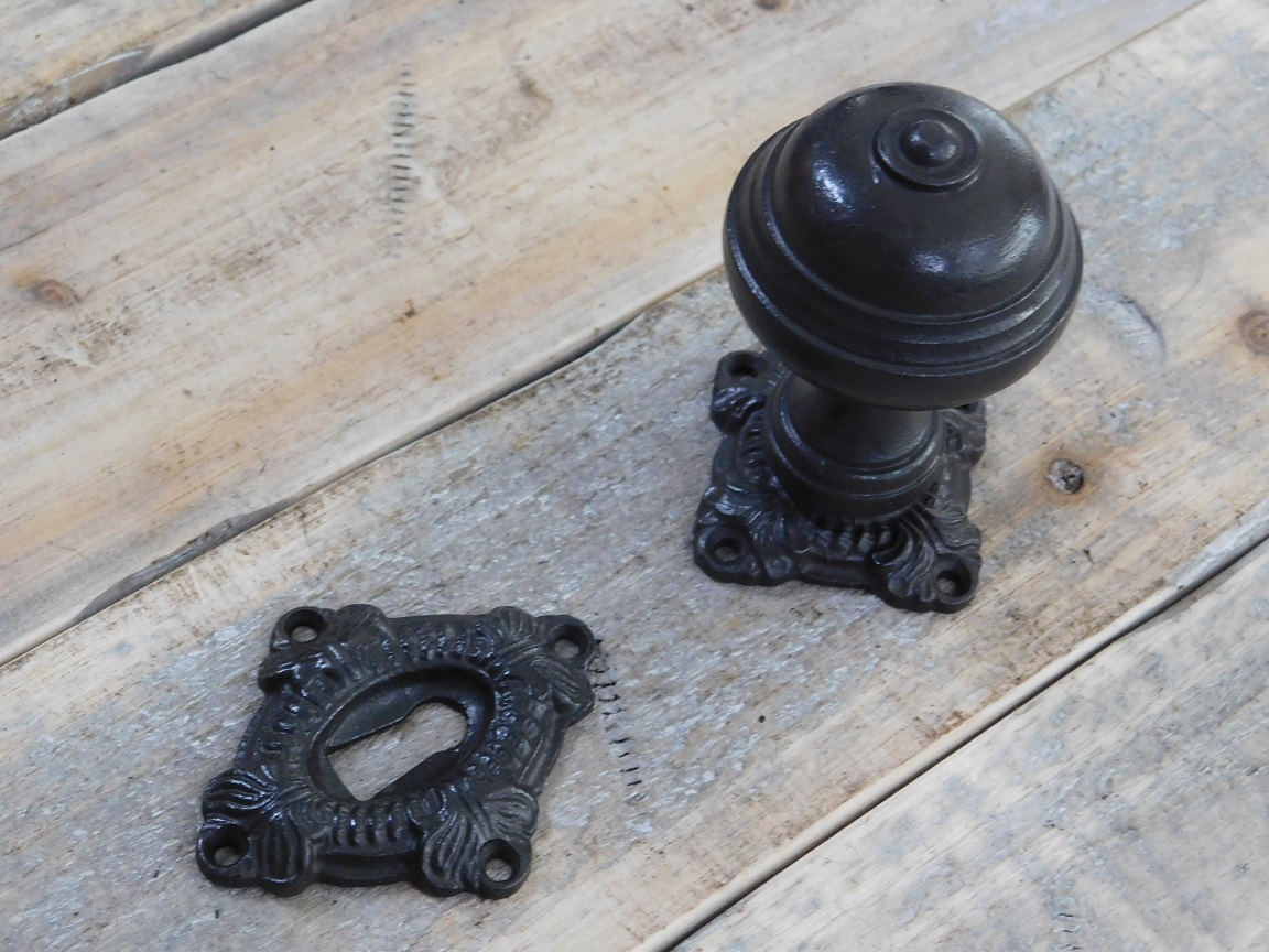 Deurknop met twee rozetten - deurknop, knoprozet en slotrozet  - antiek ijzer, donkerbruin