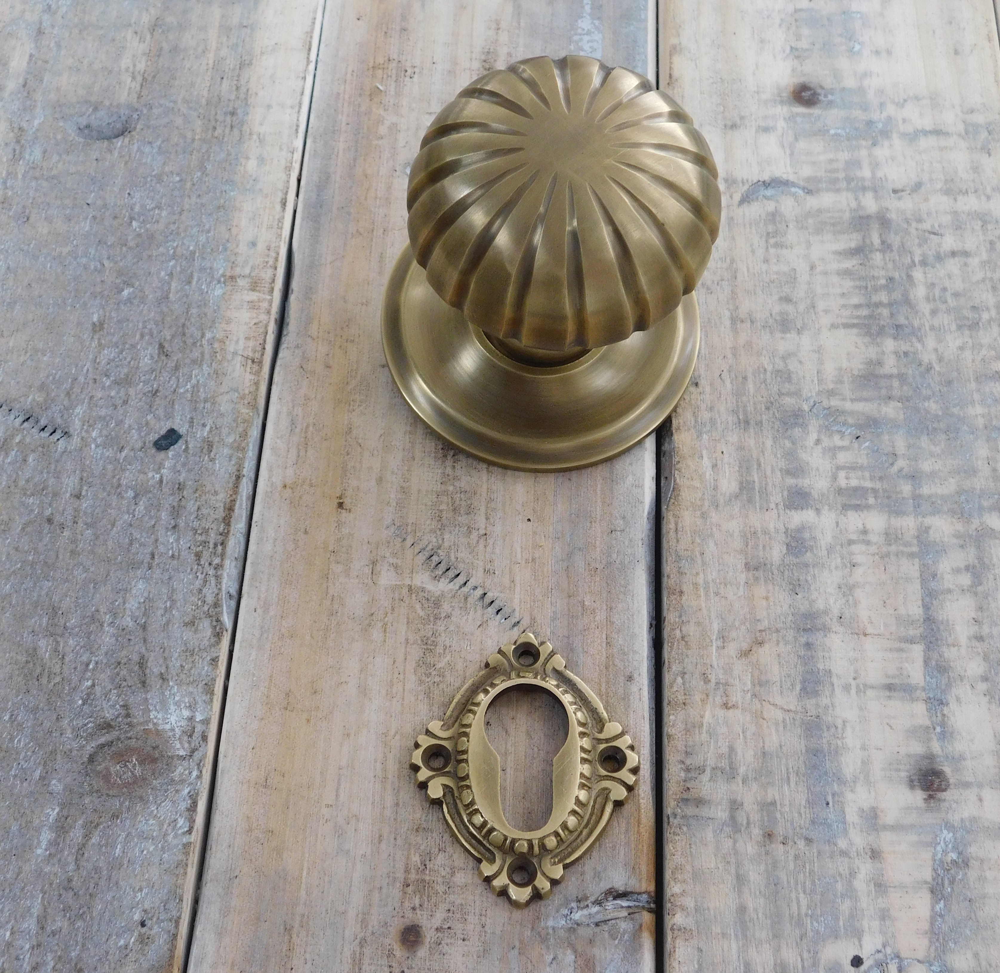 Deurknop met rozet, antiek deurbeslag in messing, met 9 inch lang draadbout en dopmoer - De knop wordt niet gedraaid -