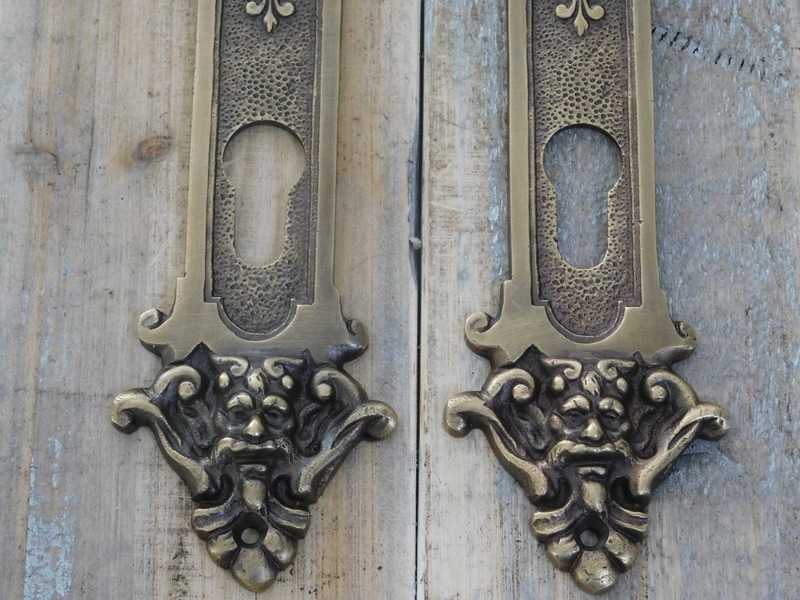 Set deurbeslag: messing, antiek- deurplaten zeer decoratief met engelen - klinken met wit porseleinen grepen.