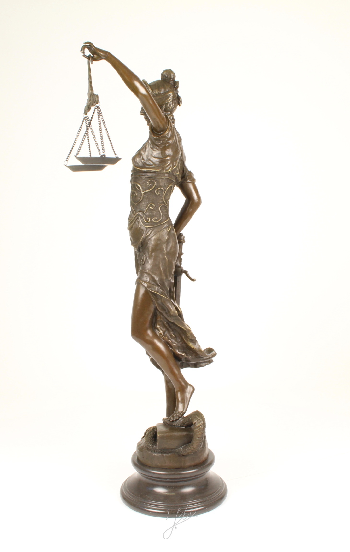 Een zeer fors bronzen beeld van de Vrouwe Justitia