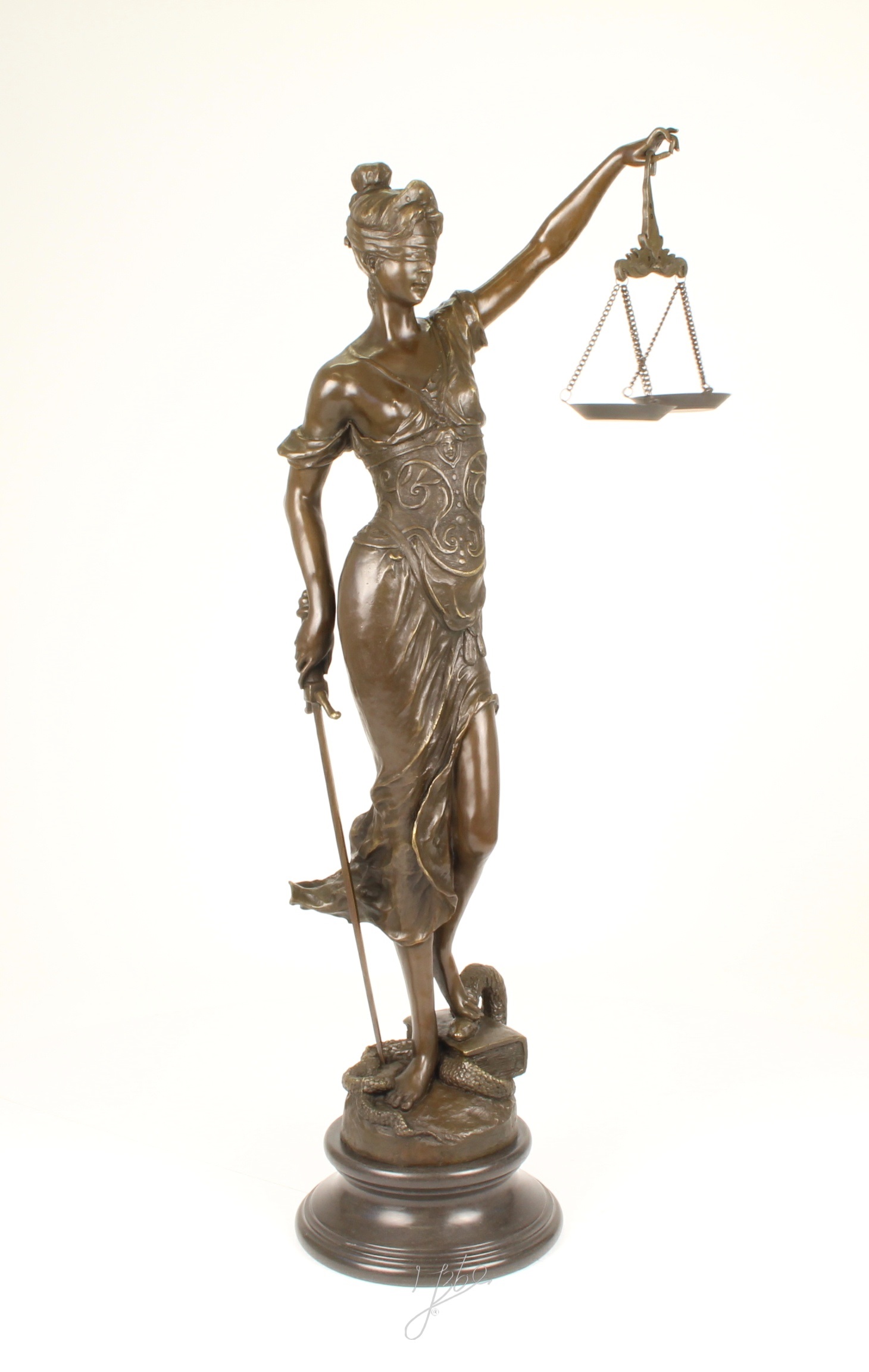 Een zeer fors bronzen beeld van de Vrouwe Justitia
