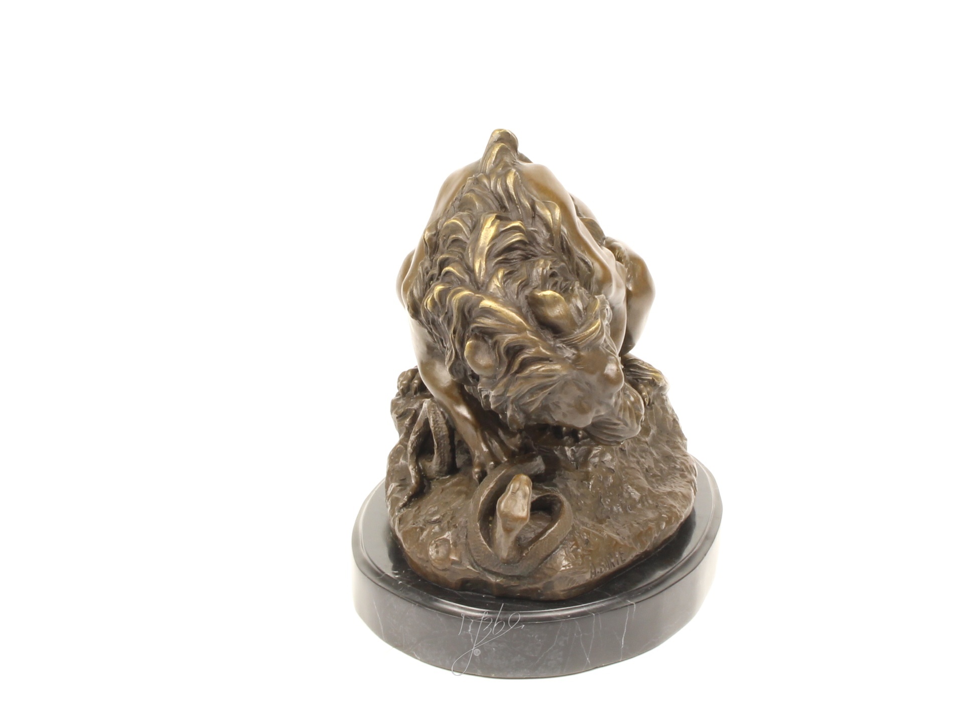 Een bronzen beeld van een leeuw en slang