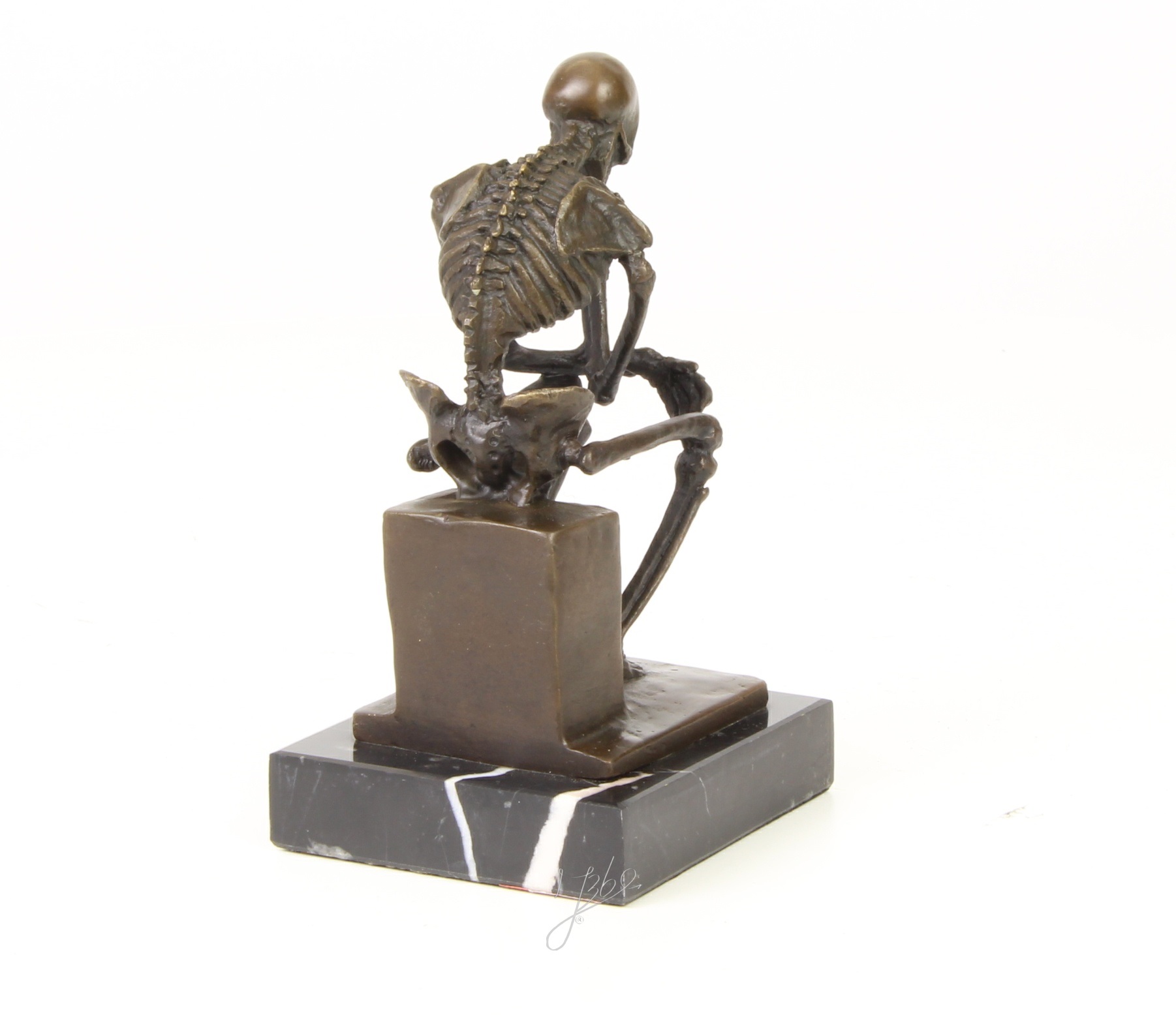 Een bronzen beeld van het skelet DENKER