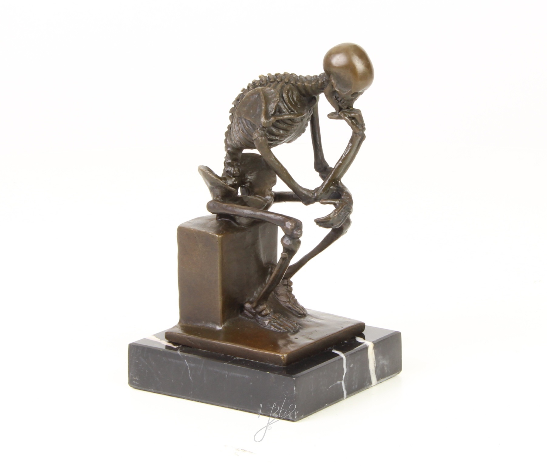 Een bronzen beeld van het skelet DENKER