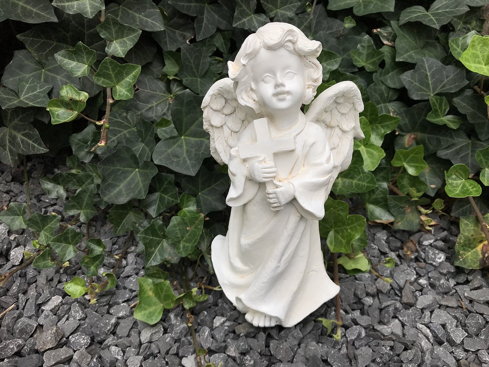 Engel beeld met kruis, gemaakt van polystone