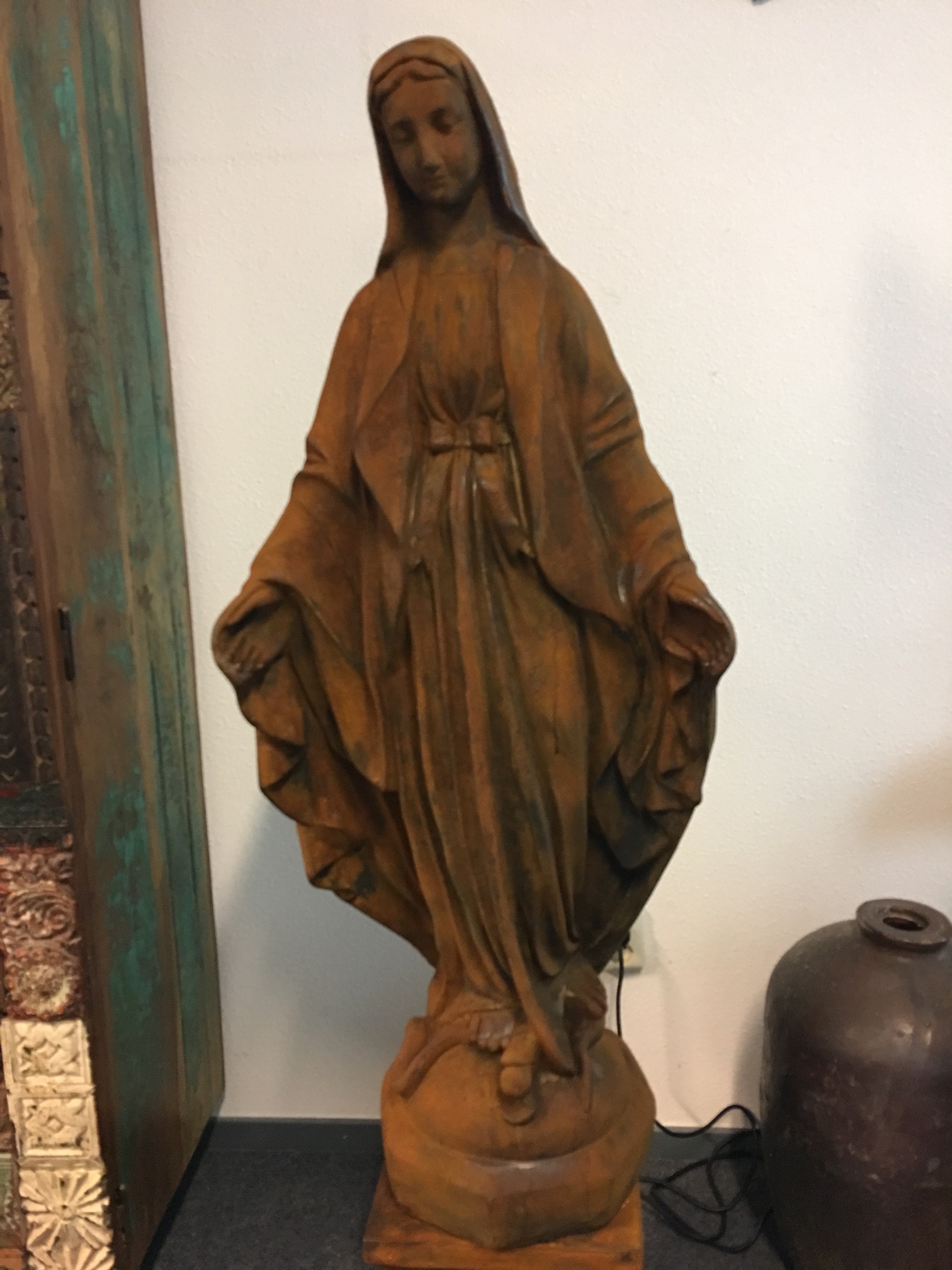 Moeder Maria / Mother Mary, groot vol stenen oxid beeld op sokkel, PRACHTIG.