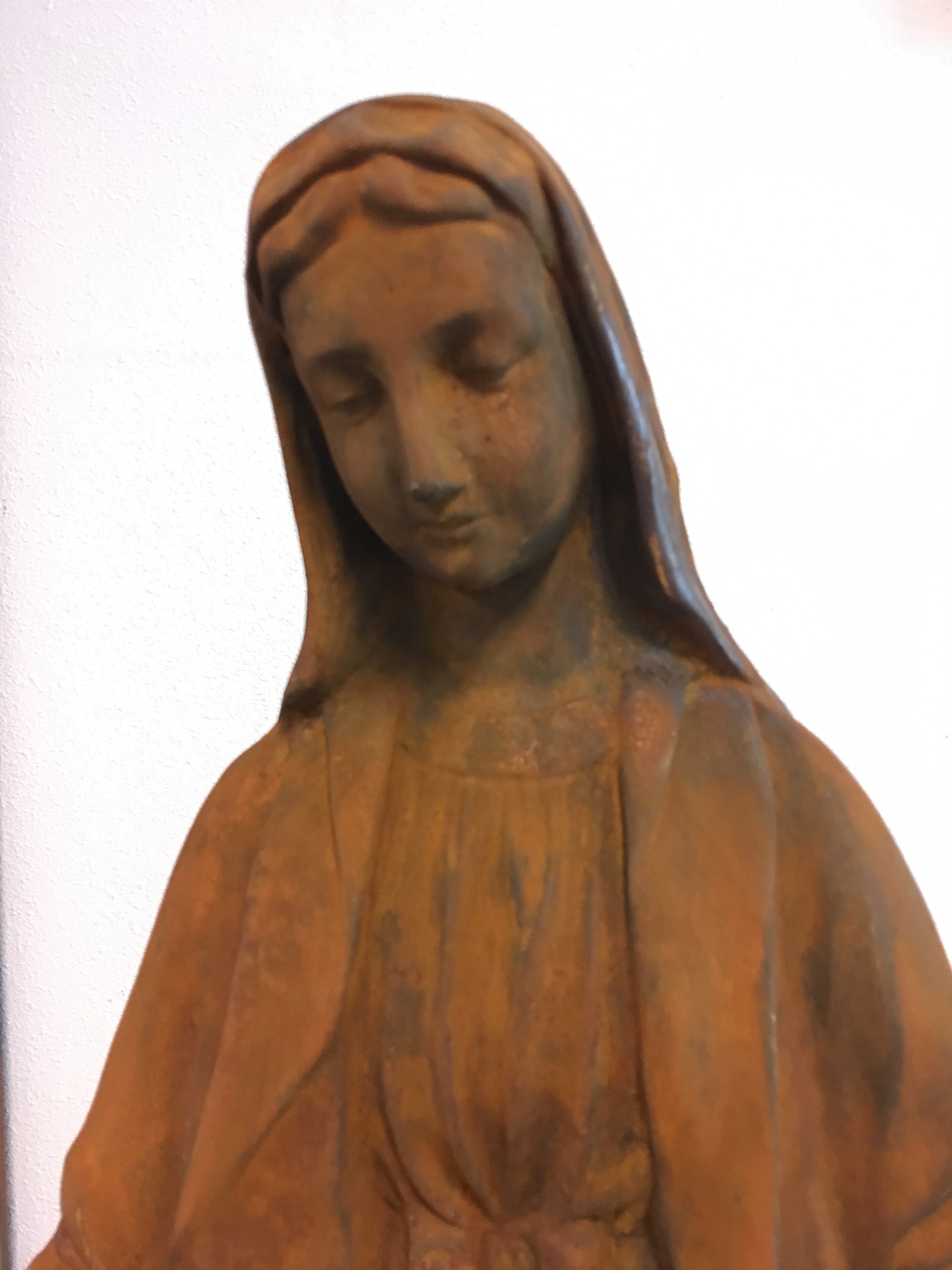 Moeder Maria / Mother Mary, groot vol stenen oxid beeld op sokkel, PRACHTIG.