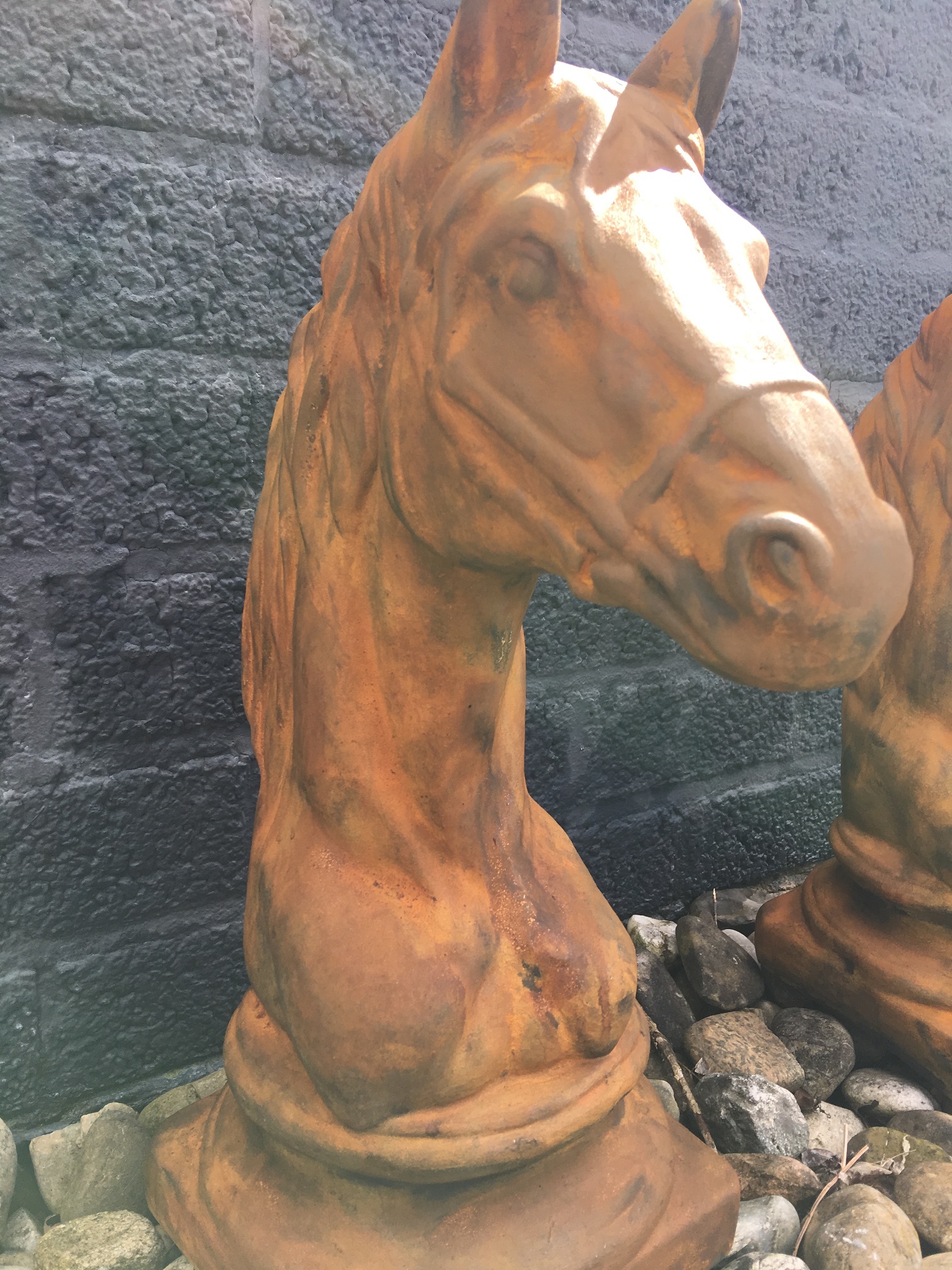 Skulptur Pferdekopf, massiver Oxidstein