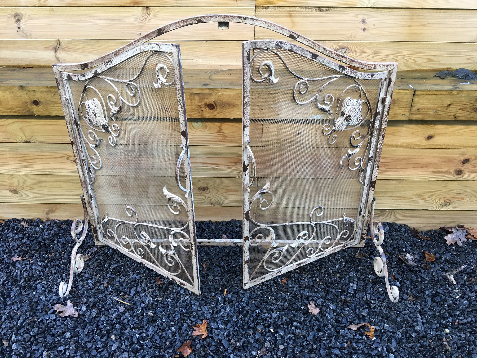 1 Fireplace protection, splash guard, Victorian wrought iron, color white-rest.