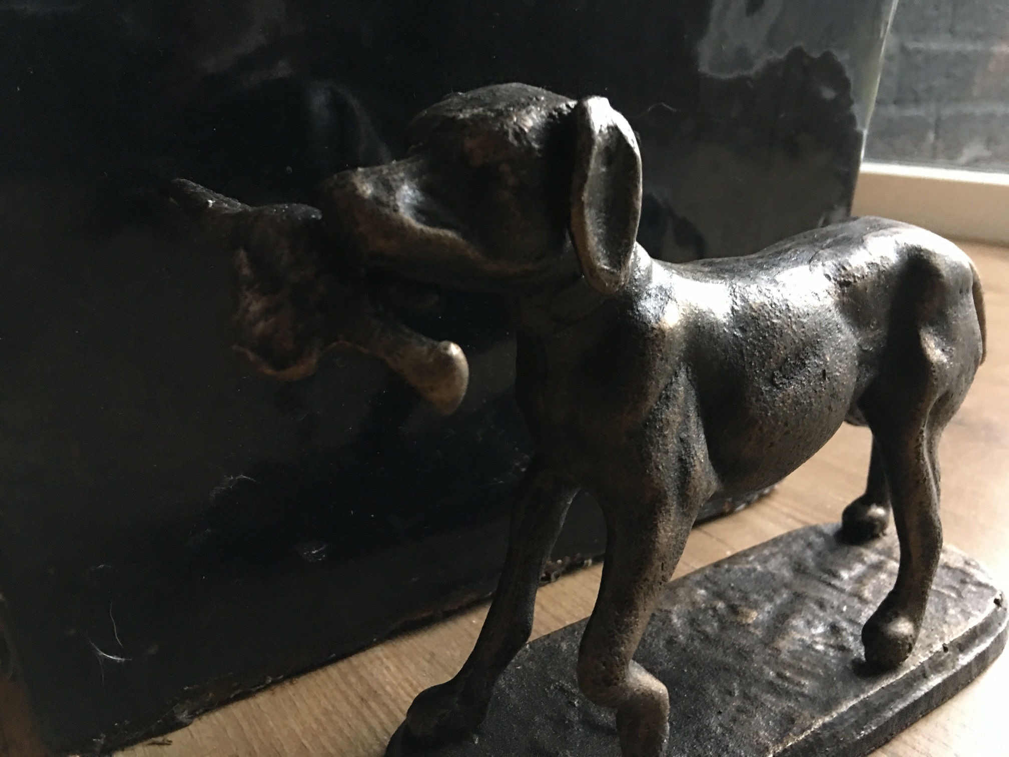 Jachthond met prooi in brons-metaal-look.