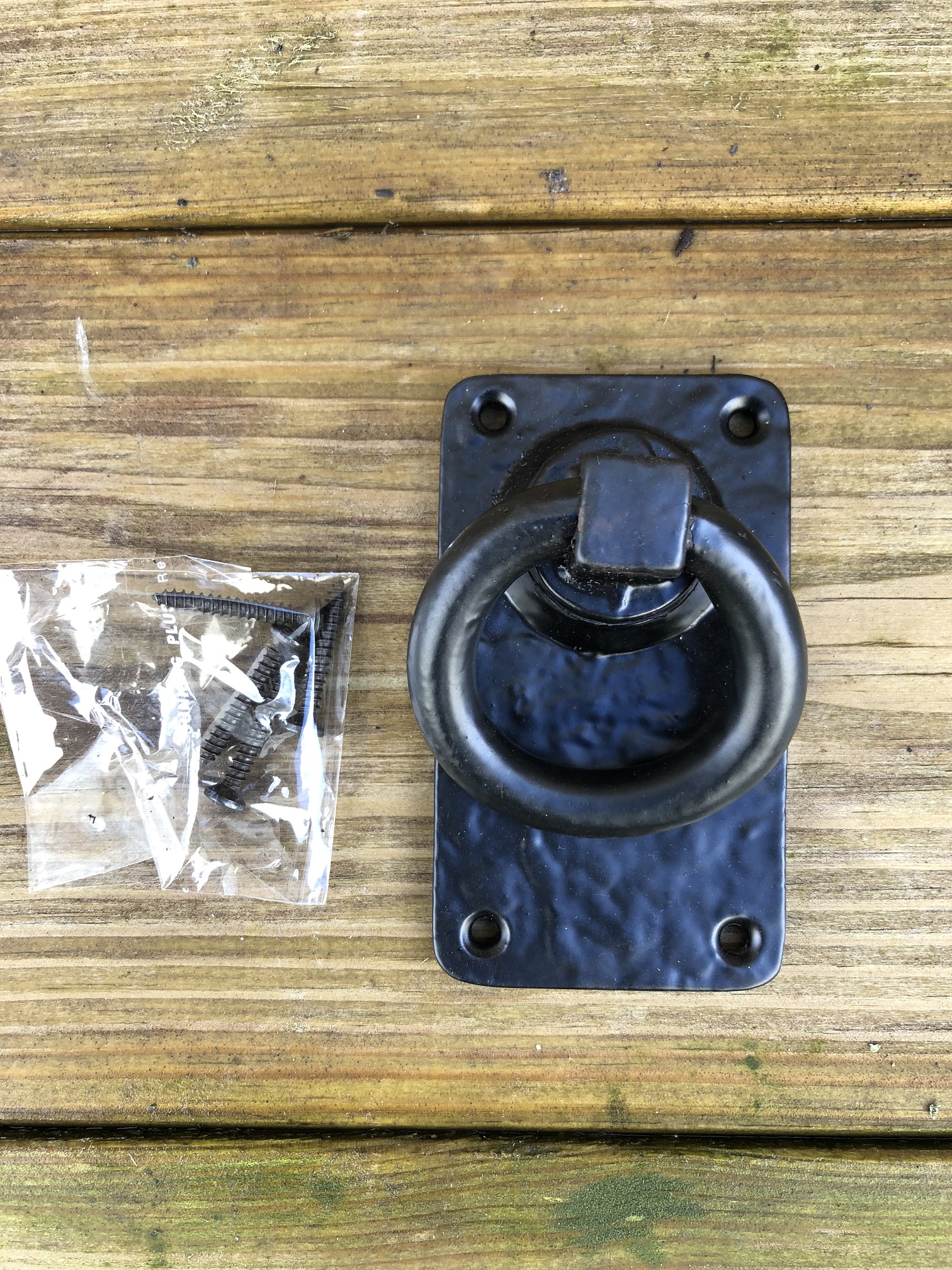 Rustieke ring als deursluiter/poortsluiter-zwart gecoat metaal.