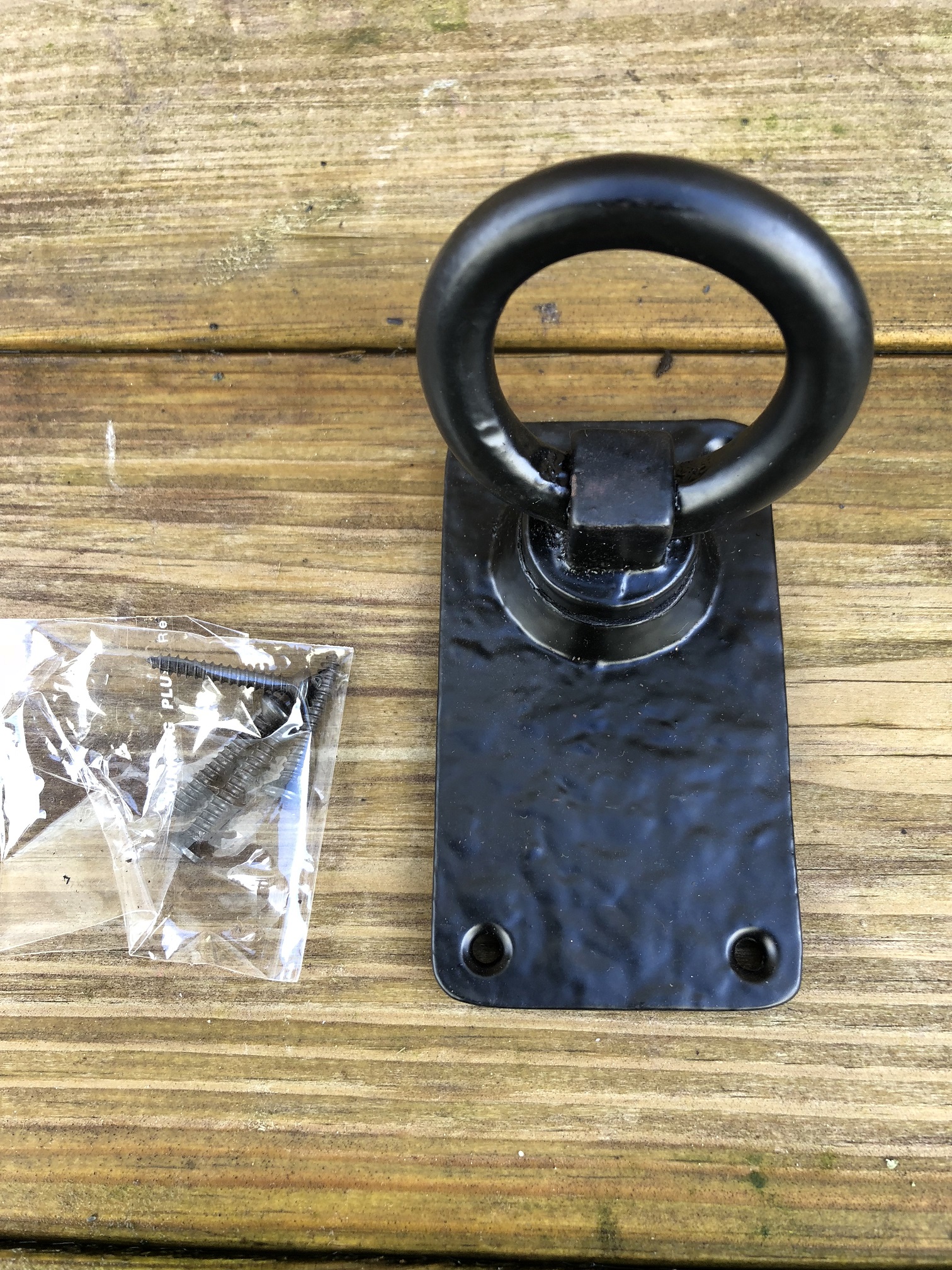 Rustieke ring als deursluiter/poortsluiter-zwart gecoat metaal.
