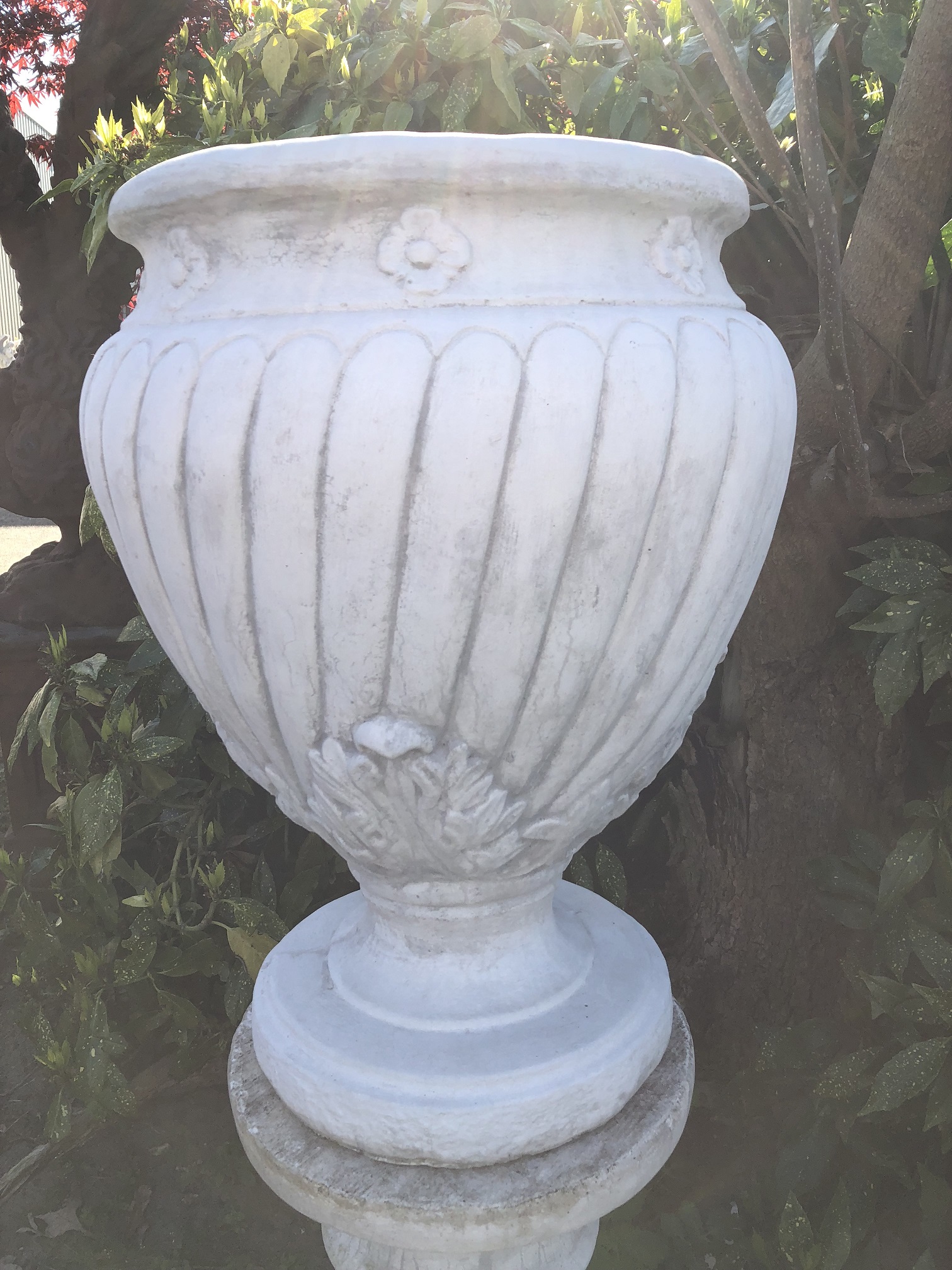Schöne große Vase-Krug-Blumentopf auf Sockel, voll von Stein. Wunderschön!