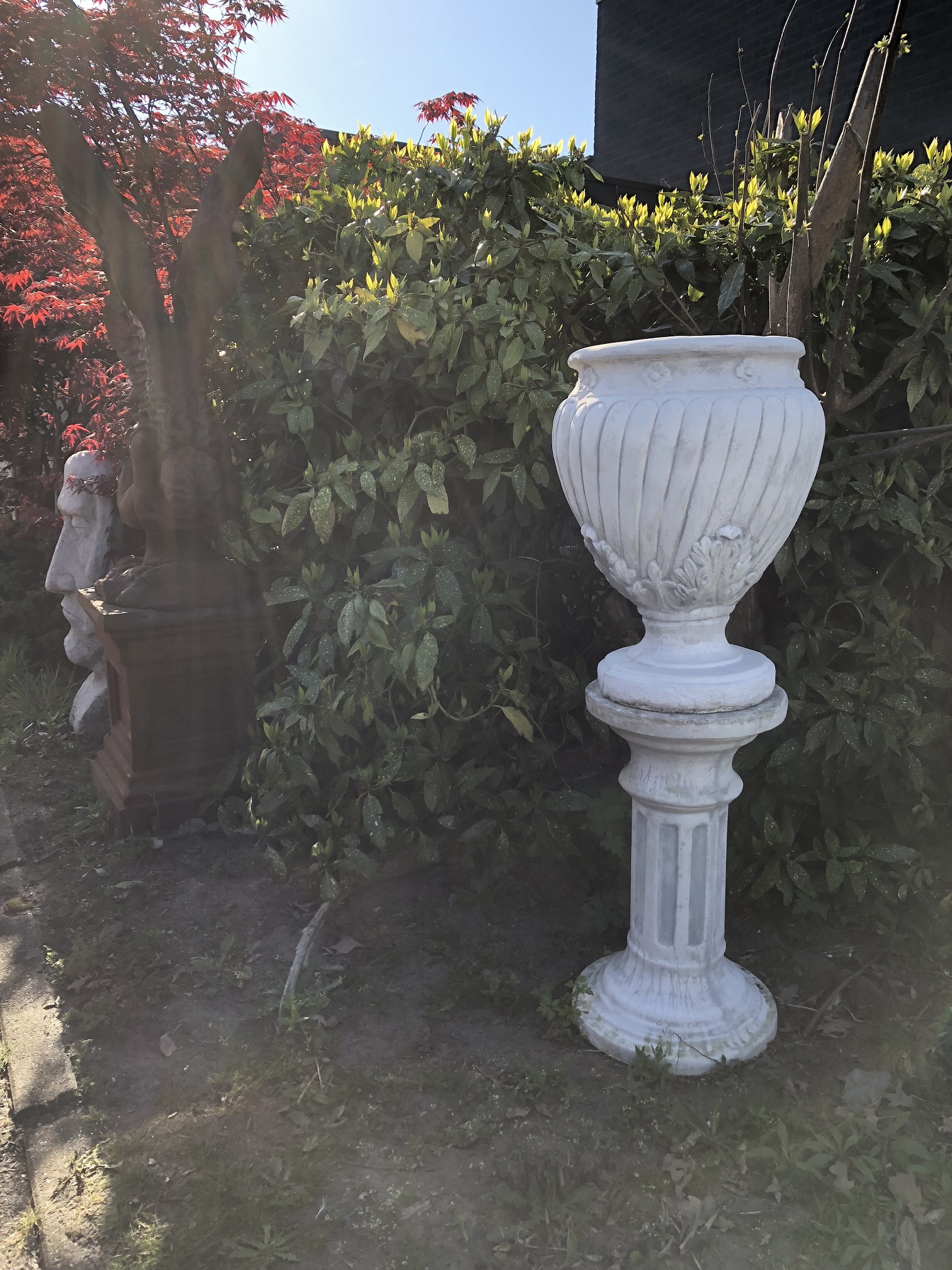 Schöne große Vase-Krug-Blumentopf auf Sockel, voll von Stein. Wunderschön!