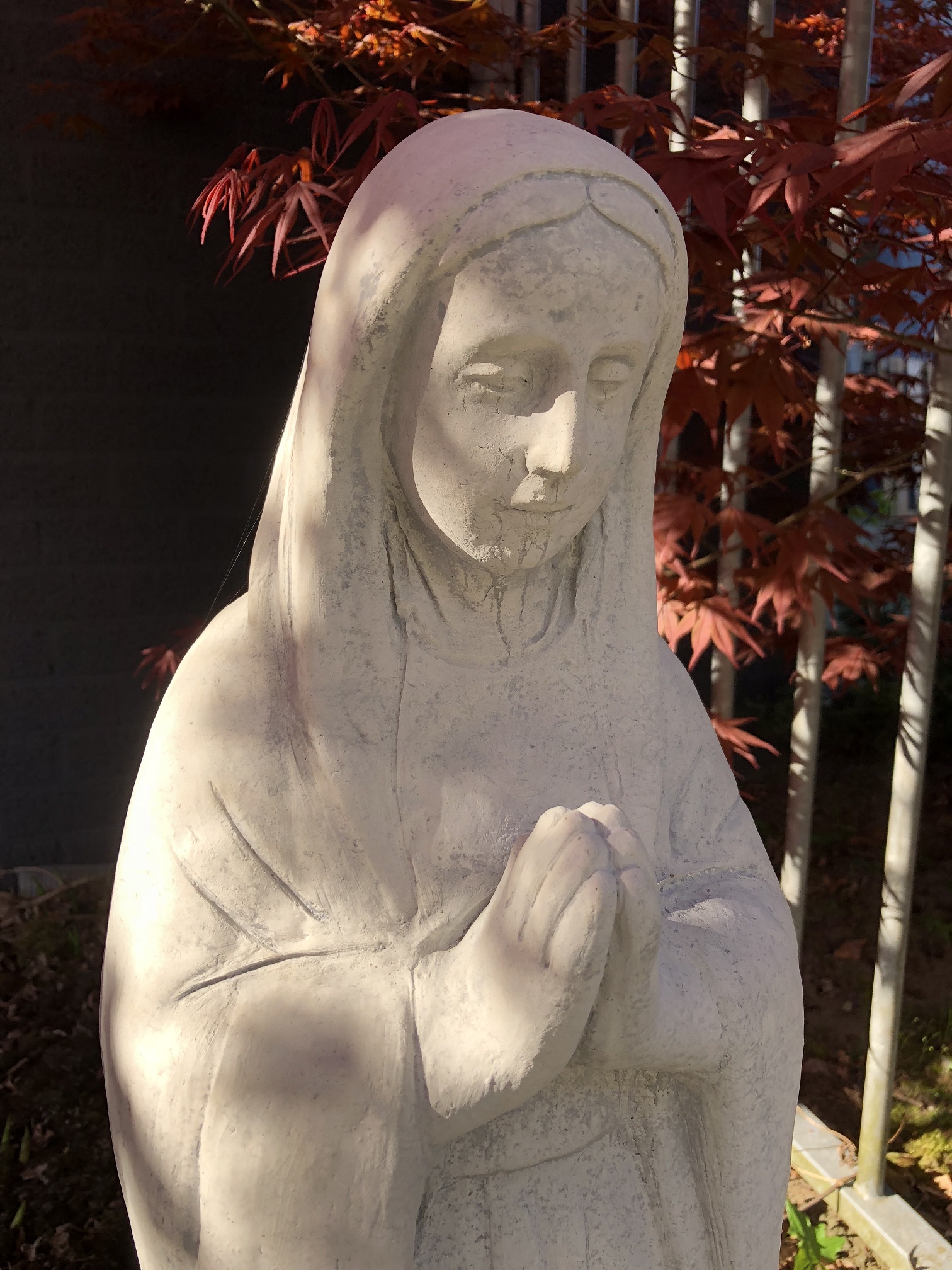 Moeder Maria / Mother Mary, groot op sokkel, vol stenen beeld.