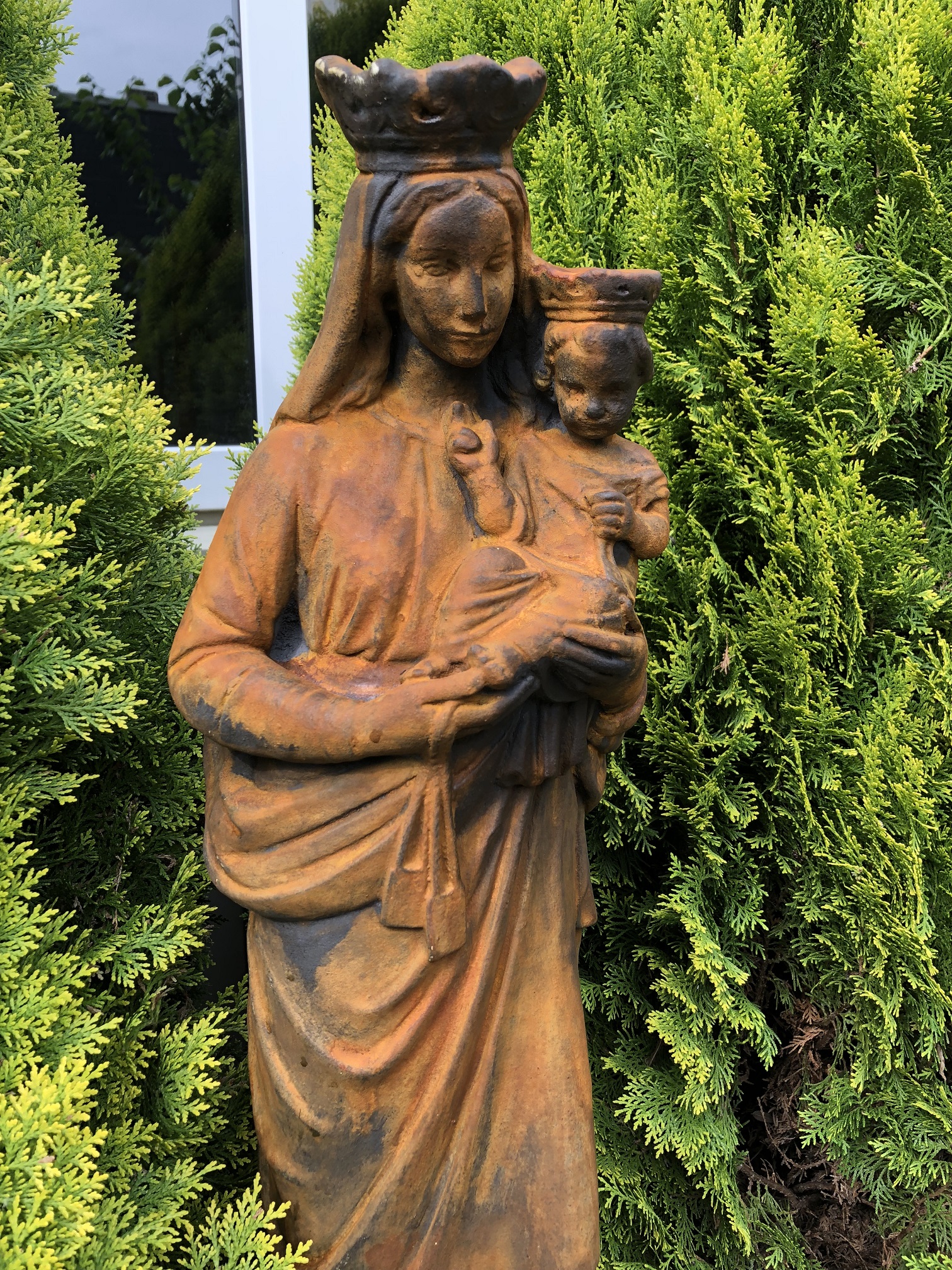 Prachtig Mariabeeld - kind, super mooi vol stenen beeld op sokkel in oxide.