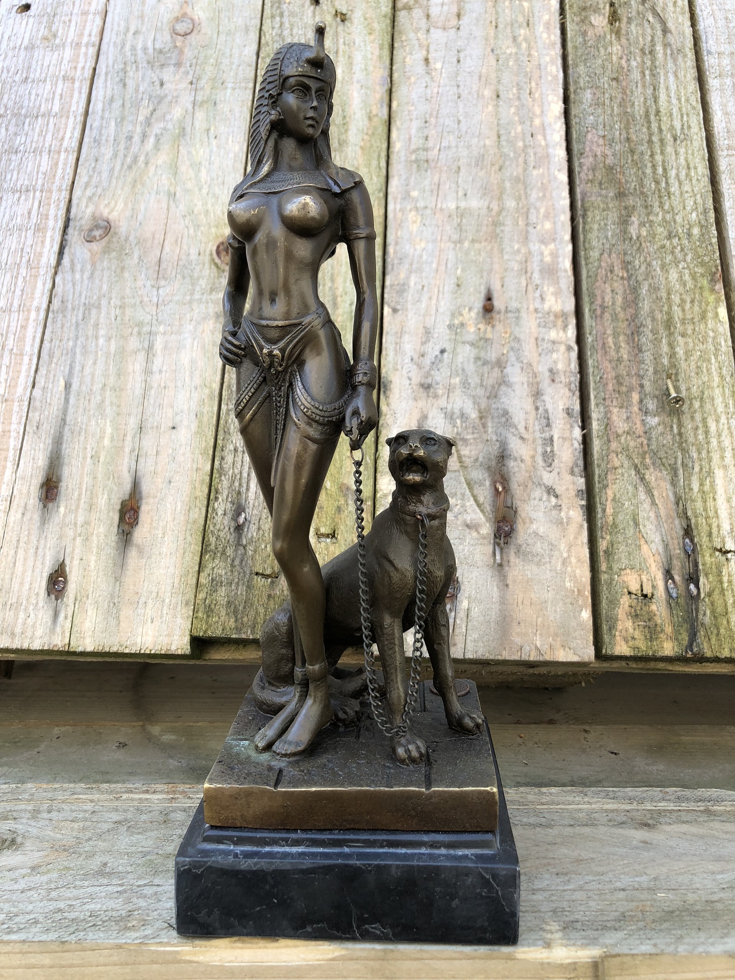 Een bronzen beeld van Cleopatra met PANTHER