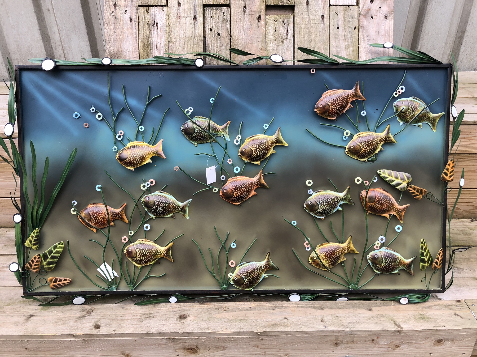 Het metalen aquarium vol met vis, geweldig mooi ontwerp.