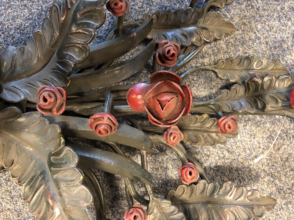 Smeedijzeren wandornament, rozenmotief, zeer fraai en uniek stuk in kleur !