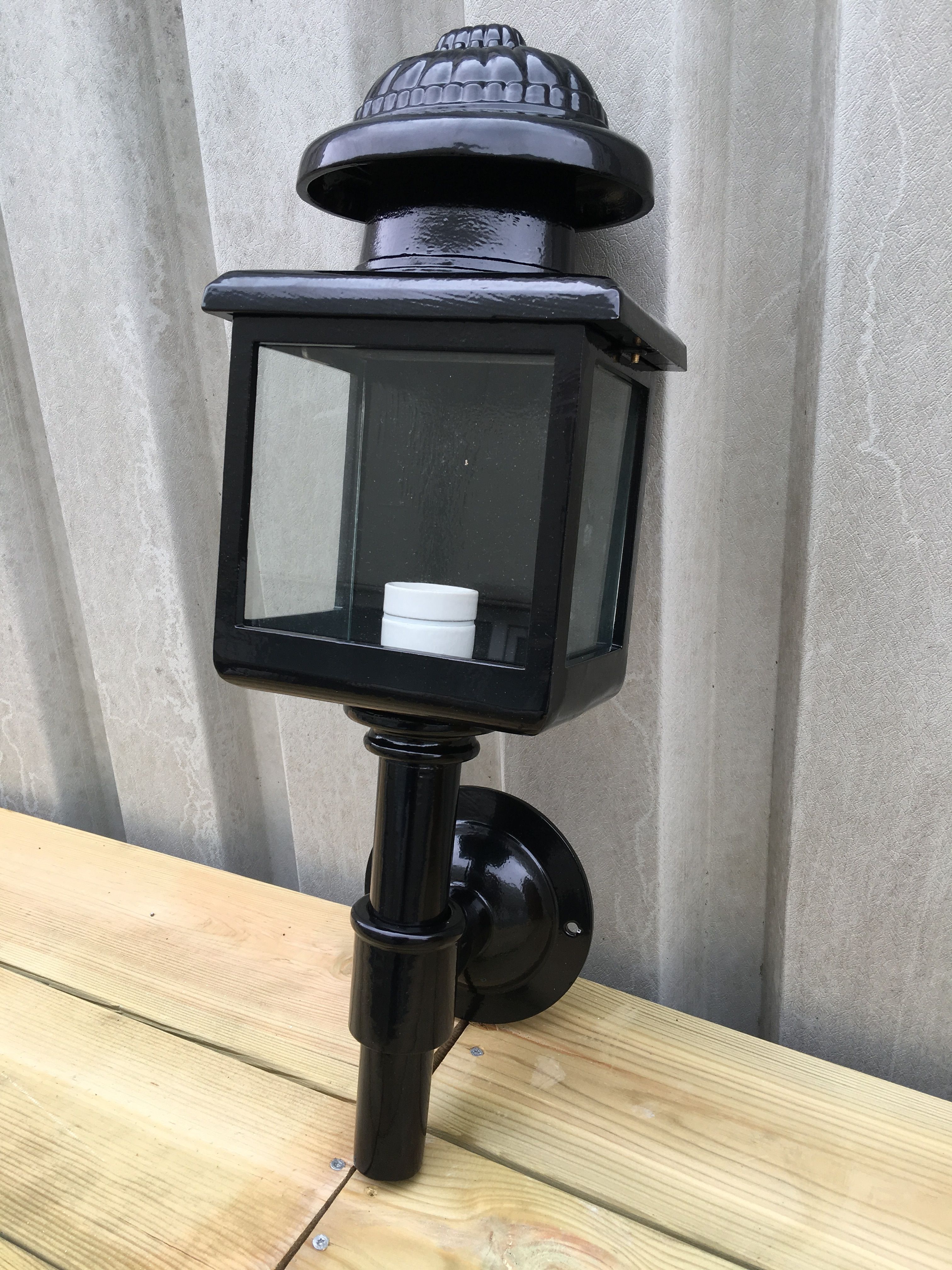 tags: buiten lamp buitenlampen, lamp, outdoor huis wandlamp, entree lamp, lamp voor thuis wandlamp bij de ingang, wandlamp, vervoer verlichting, terreinverlichting nostalgie,