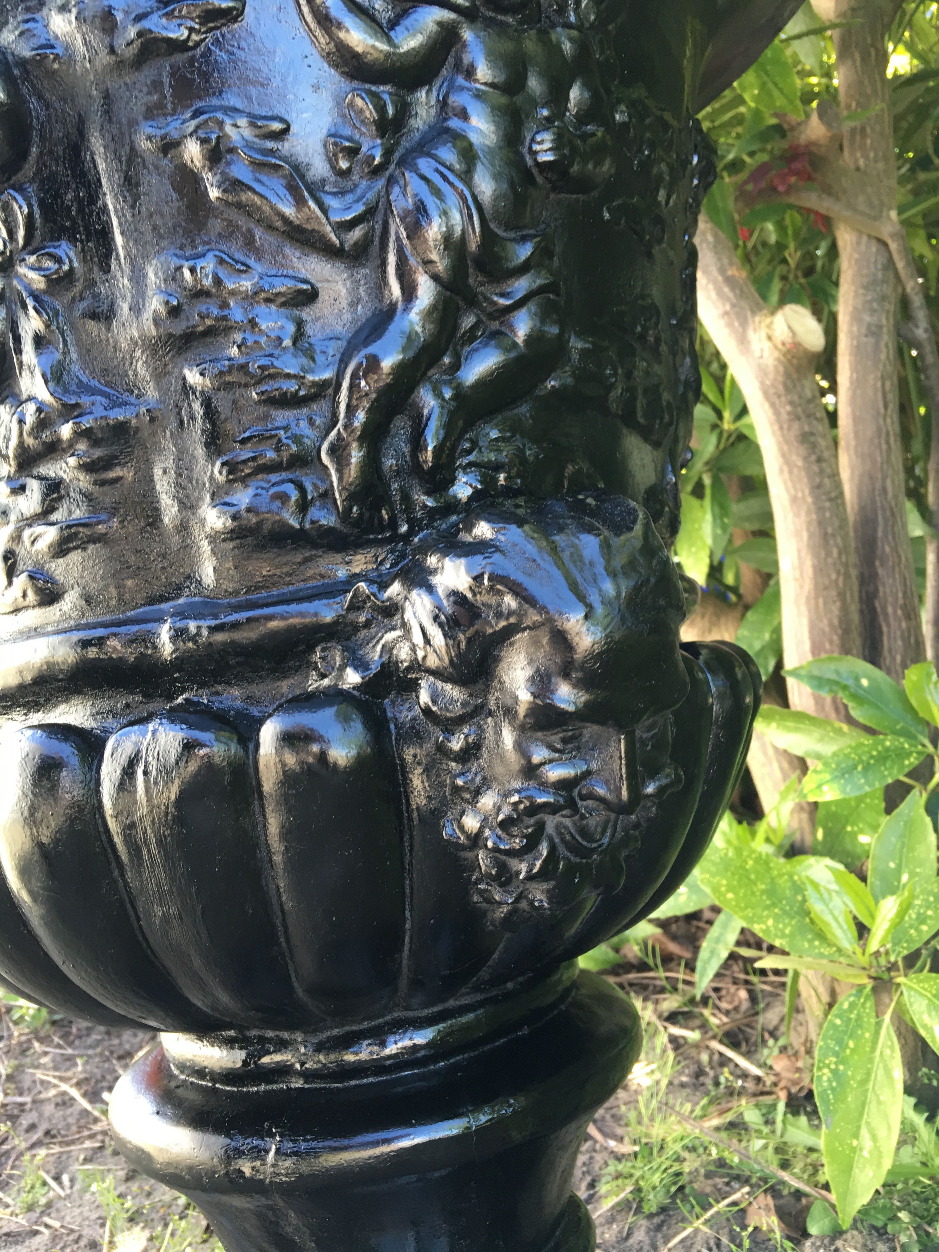 Zeer opvallende en zware bloempot-vaas uit vol steen, zwart