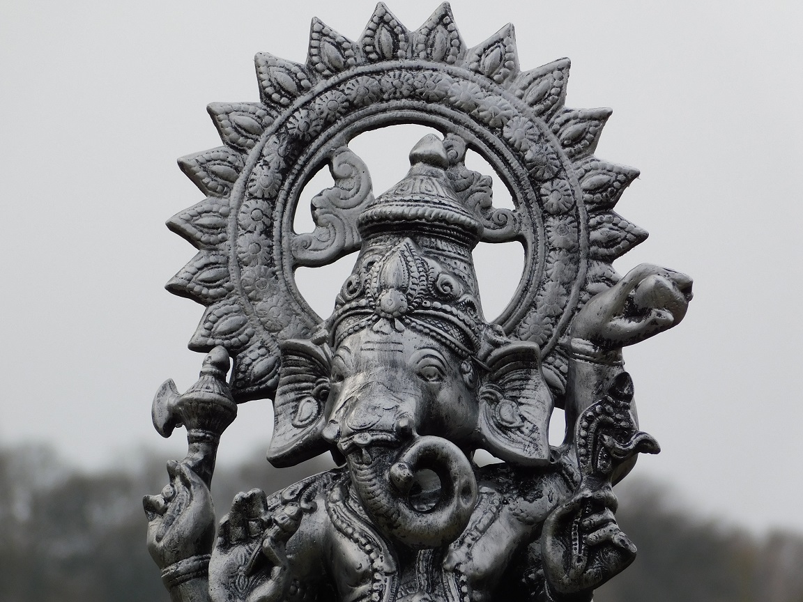 Ganesha XL - silver grey with black - polystone