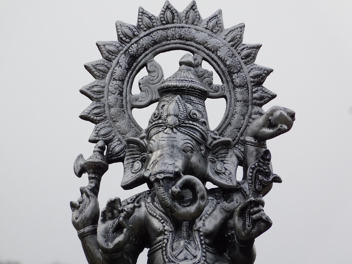 Ganesha XL - silbergrau mit schwarz - Polystone