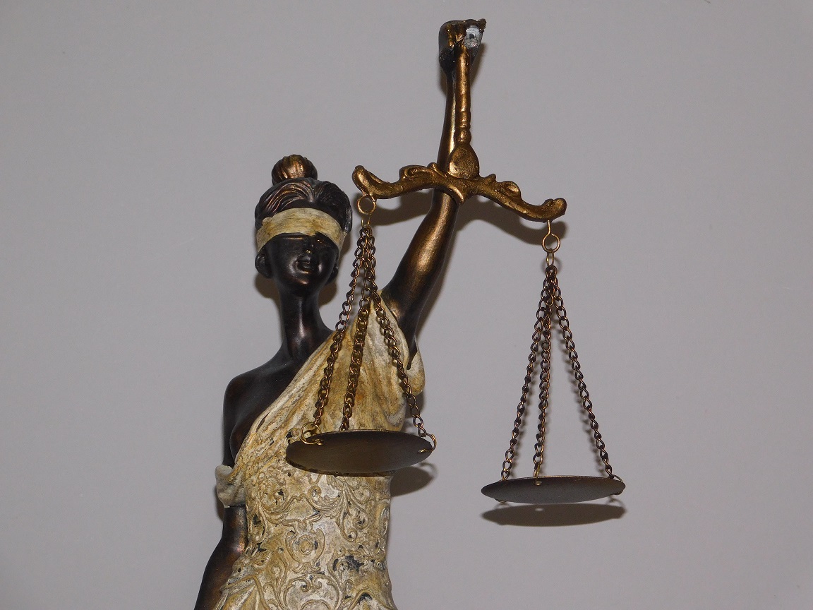 Statue - Lady Justice - Polystone - Bronze farbe