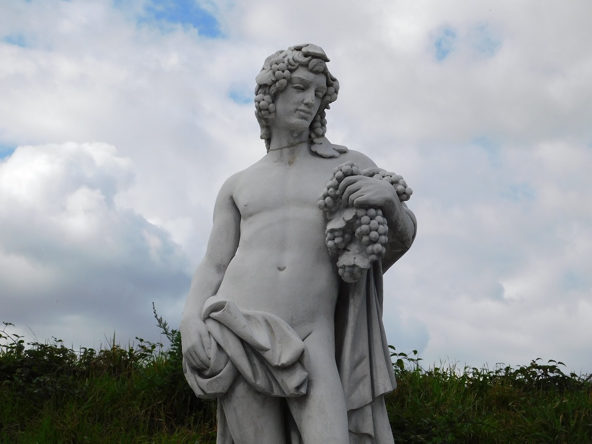 Prachtig tuinbeeld van Bacchus, prachtig beeld vol steen.