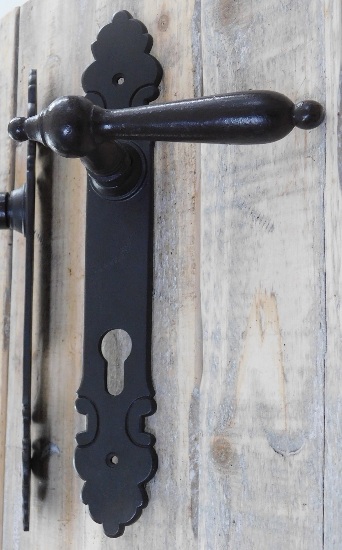 Türdrücker Kotten aus Antikeisen für Zimmertüren mit Langschildern 