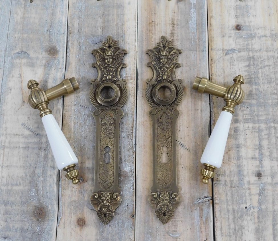 Set deurbeslag : 2 deurklinken Jorn patina met ivoren handgrepen, + 2 deurplaten engelen, messing
