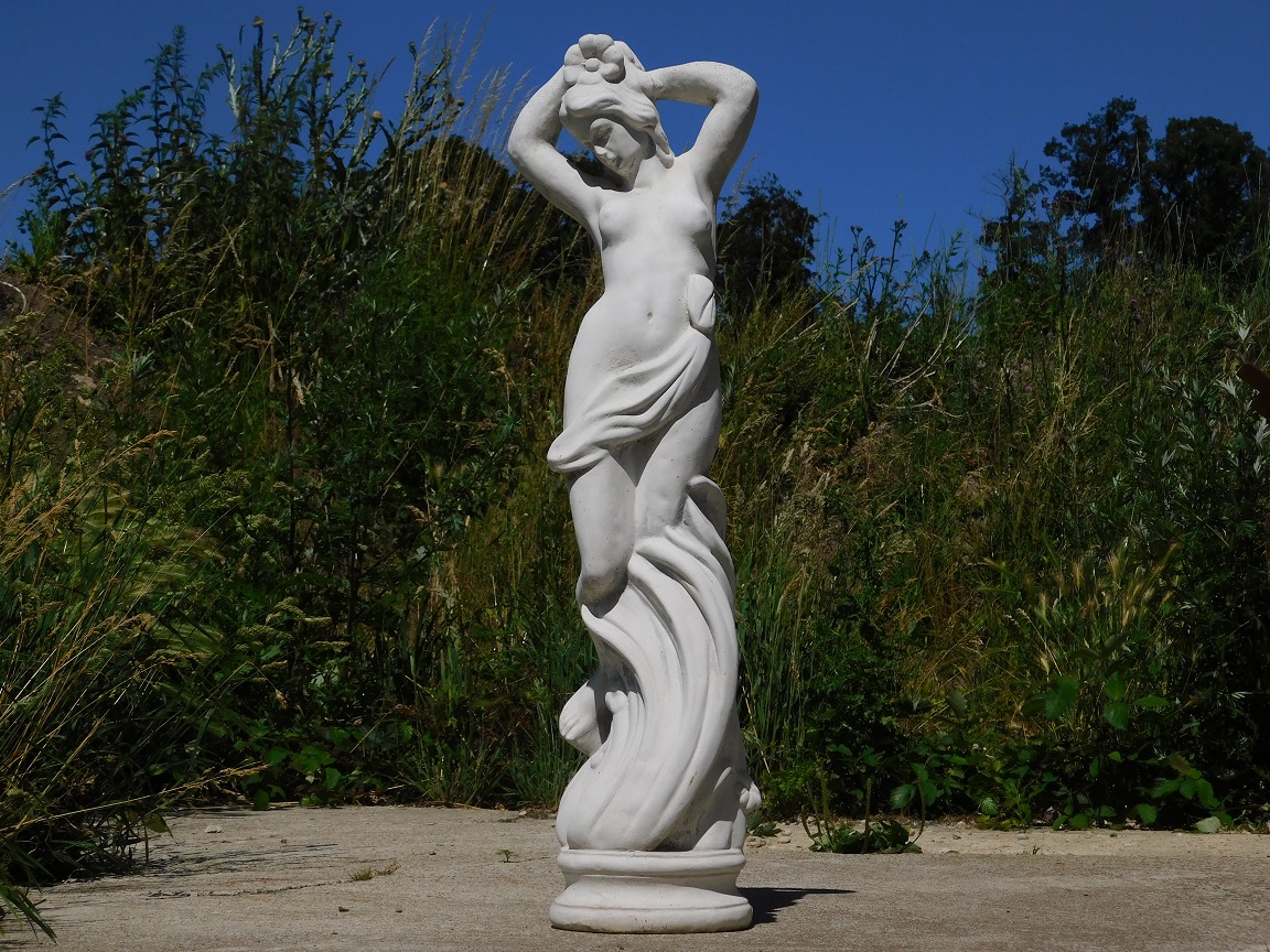 Prachtig vol wit stenen beeld van een staande dame, super mooi voor in de tuin!!
