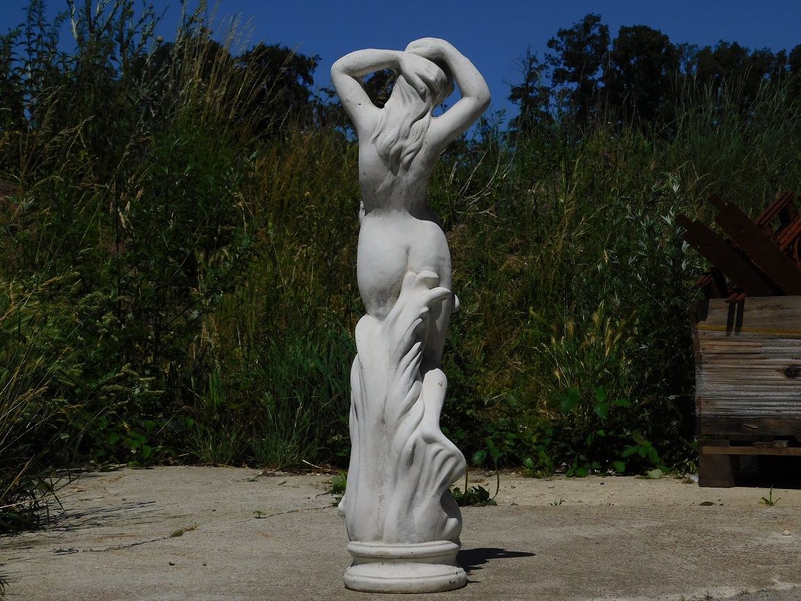Prachtig vol wit stenen beeld van een staande dame - tuinbeeld