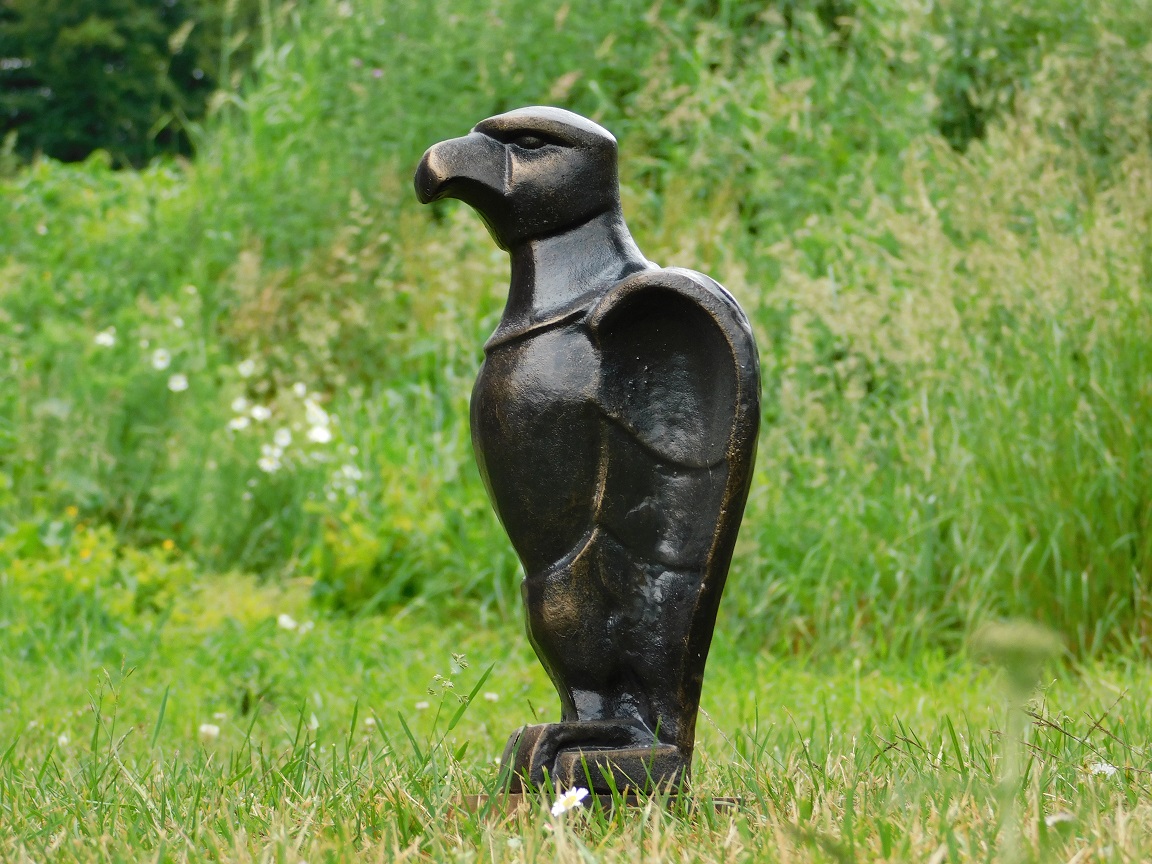 Adler auf Holzsockel - antikes Eisen