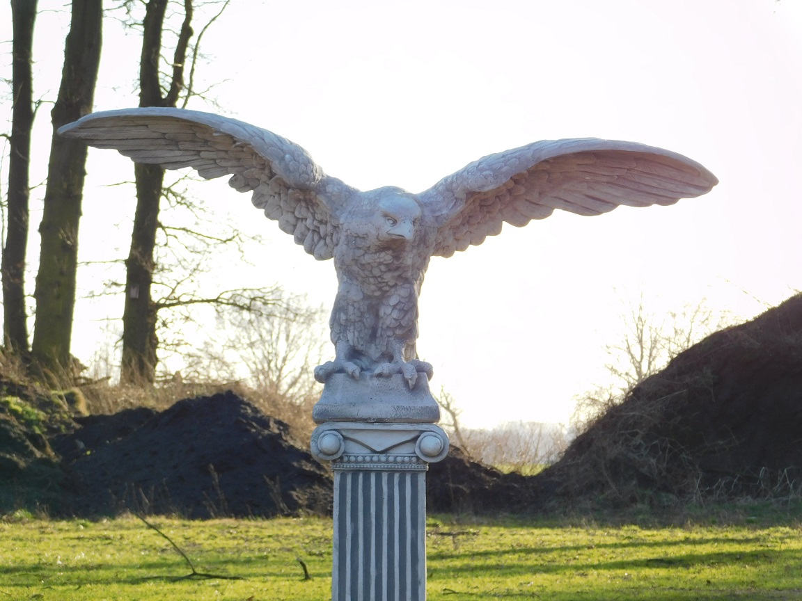 Eagle XXL on Pedestal - 160 cm - Solid Stone