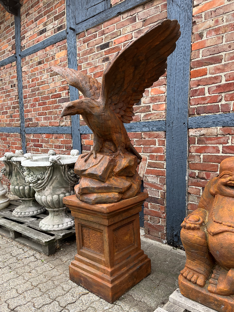 Large eagle on pedestal - XXL - full stone in oxide 