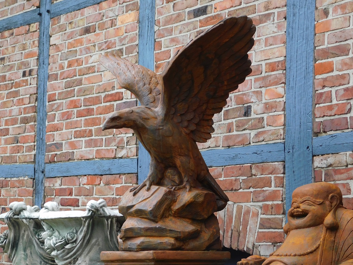 Large eagle on pedestal - XXL - full stone in oxide 