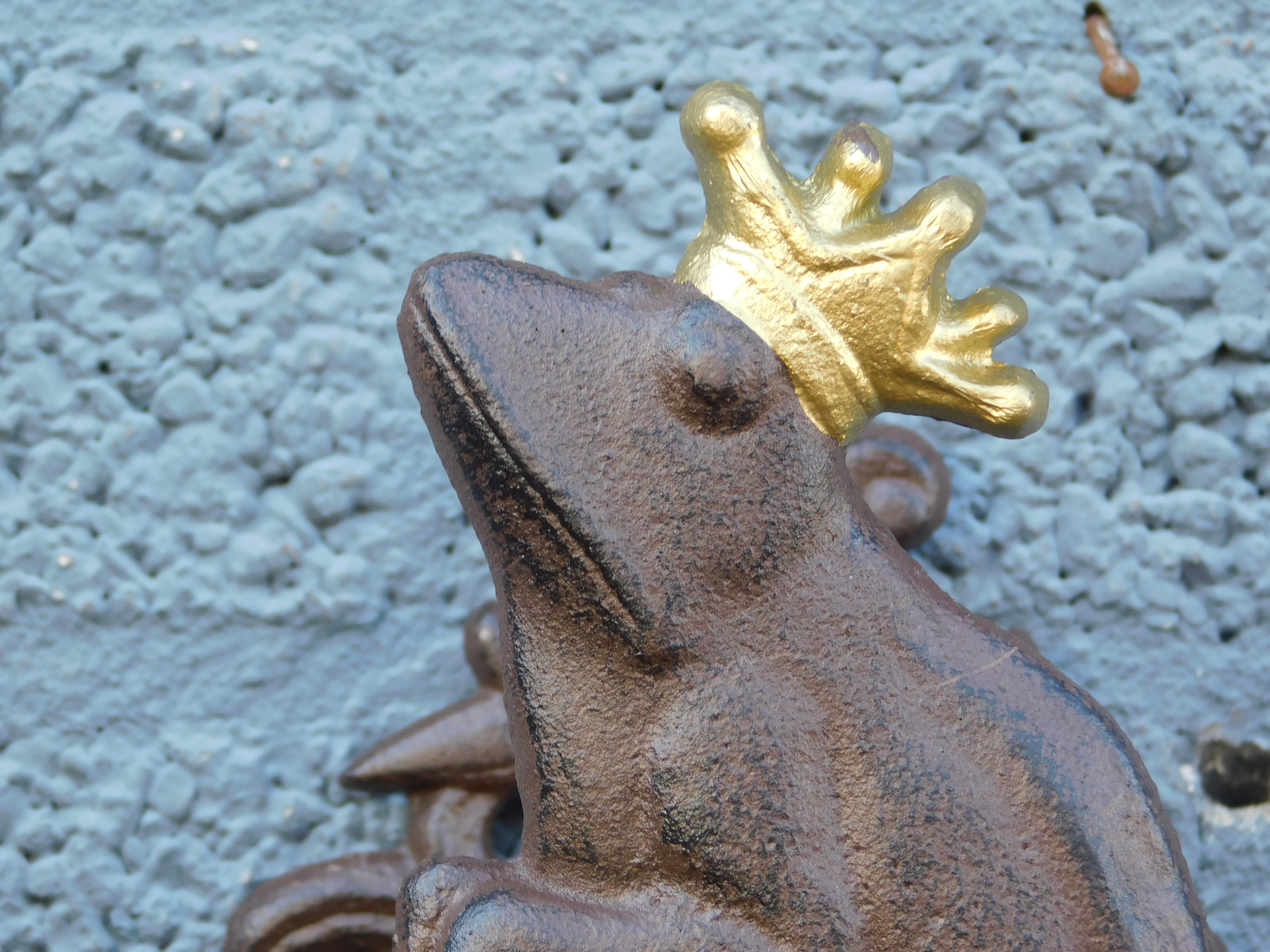 Tuinslanghouder Kikker prins met gouden kroon, gietijzer