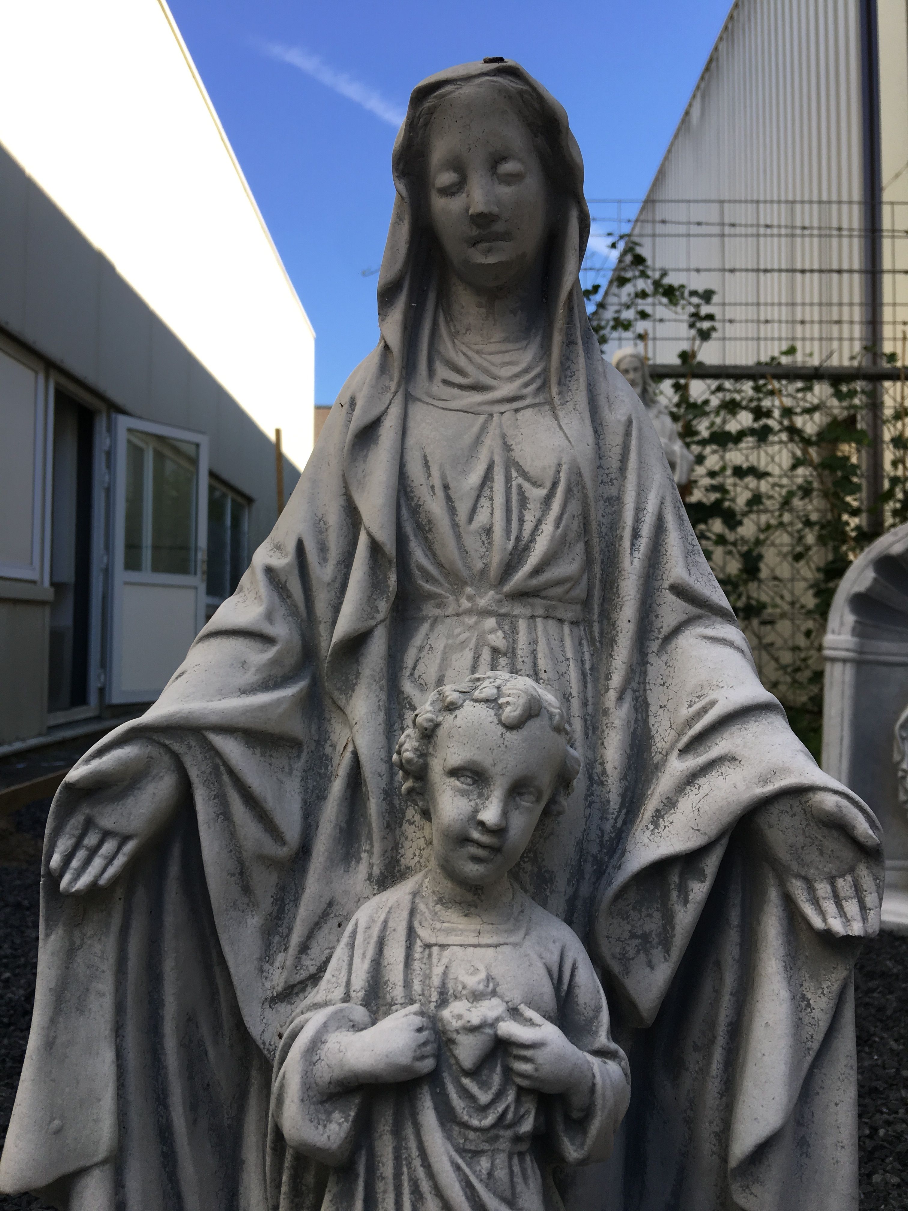 Maria met kind, vol steen.