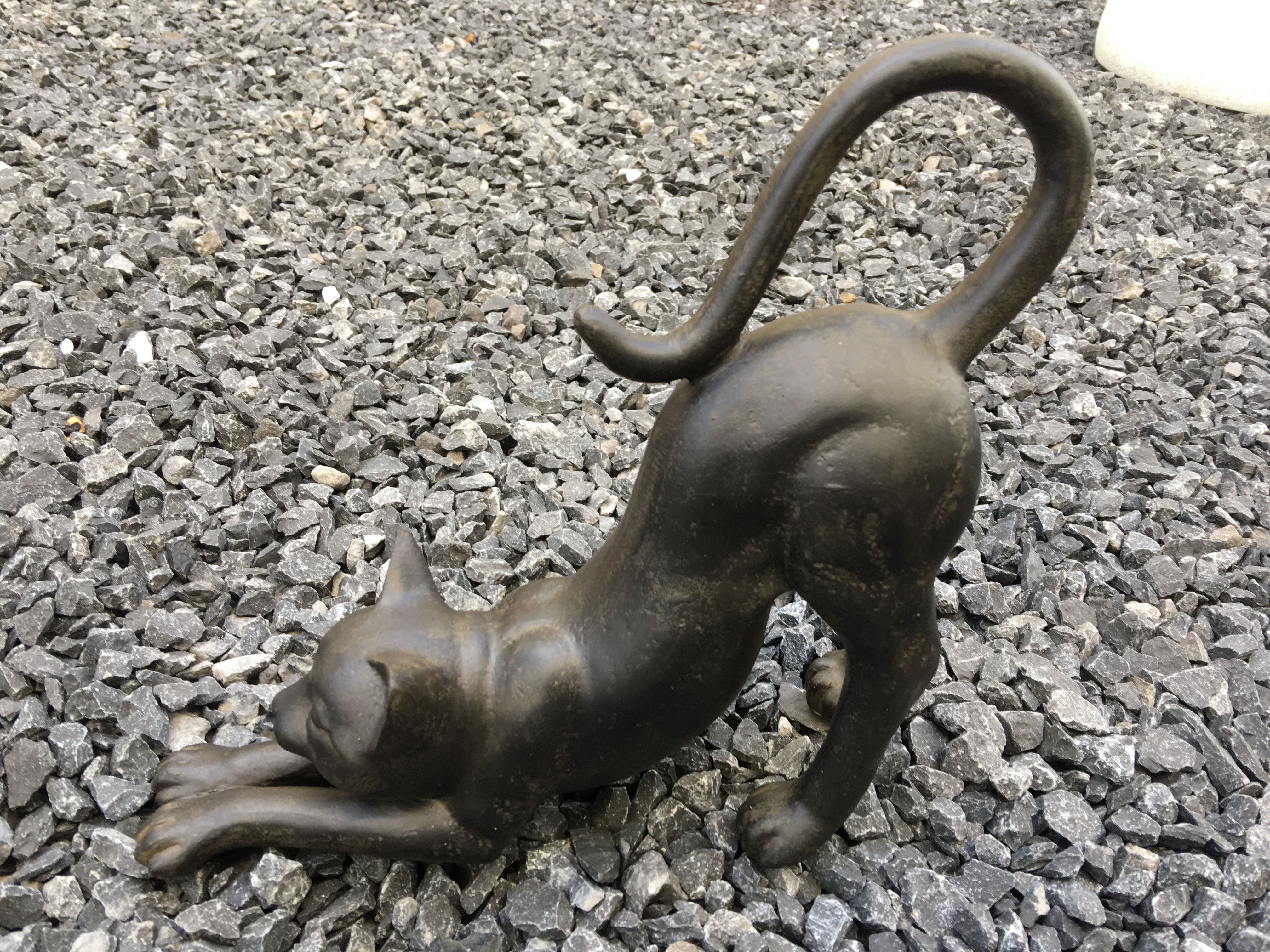 Sculptuur van een kat die zich uitstrekt