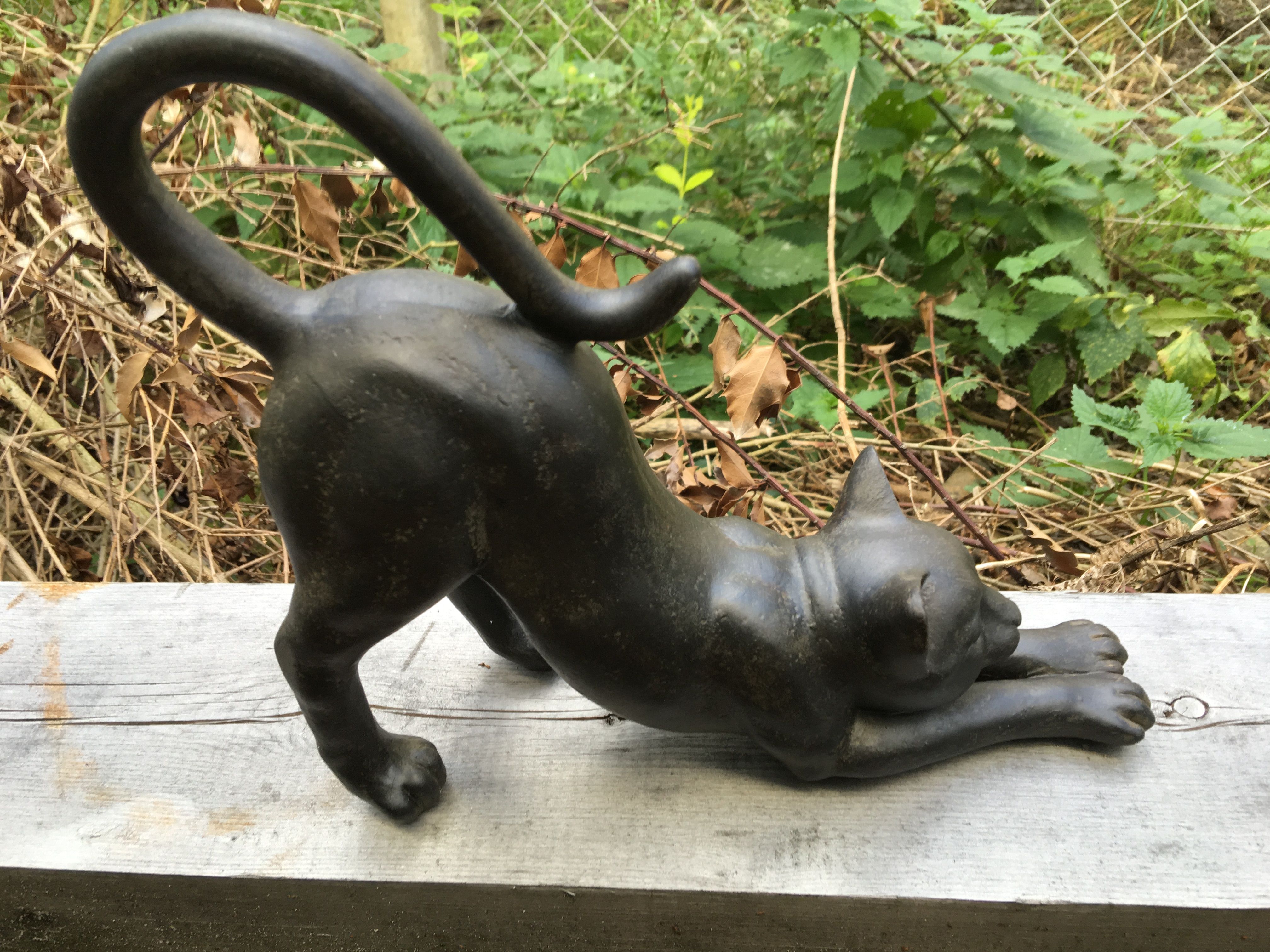 Sculptuur van een kat die zich uitstrekt