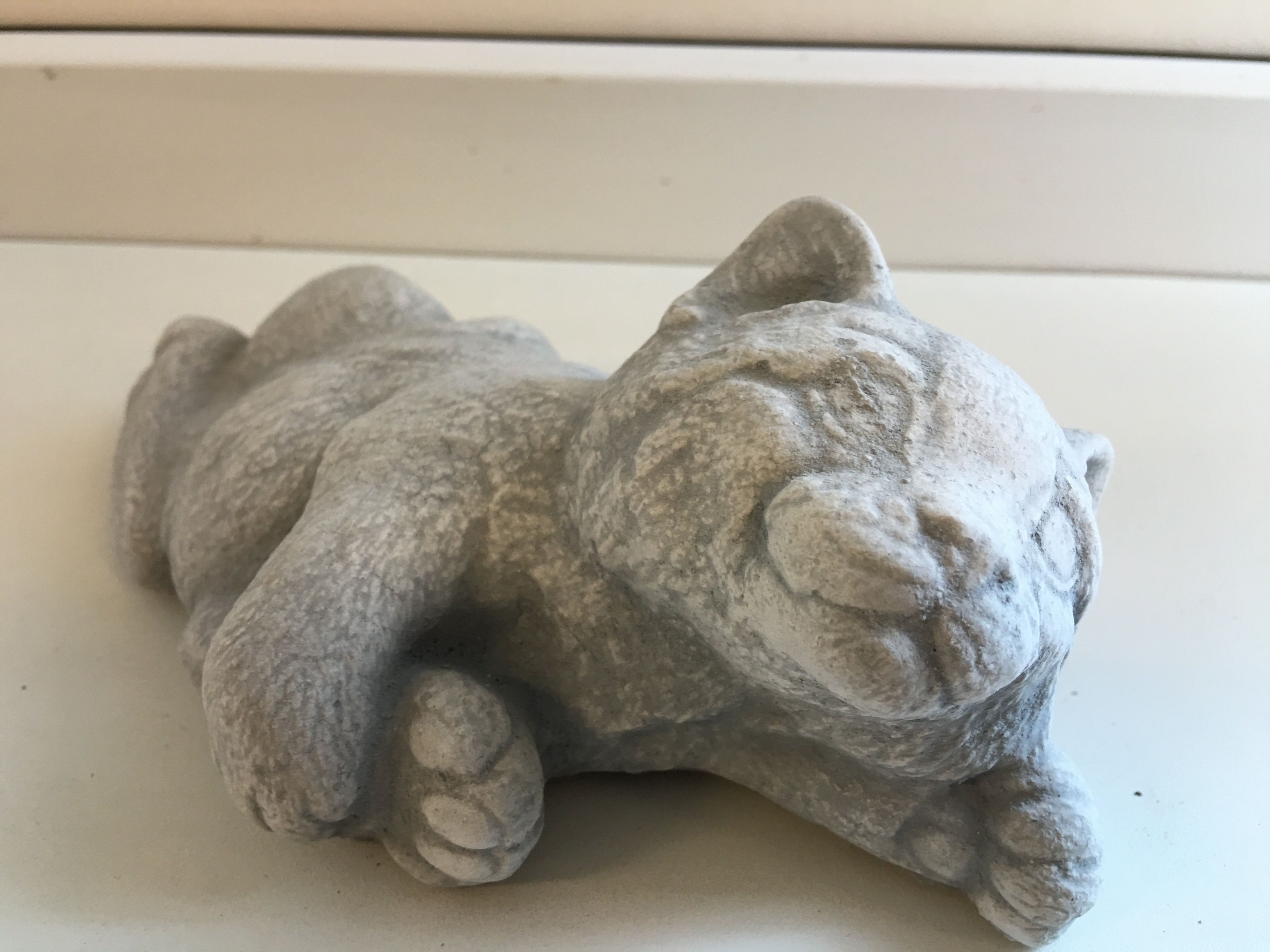 Katten sculptuur, liggende kat, vol steen
