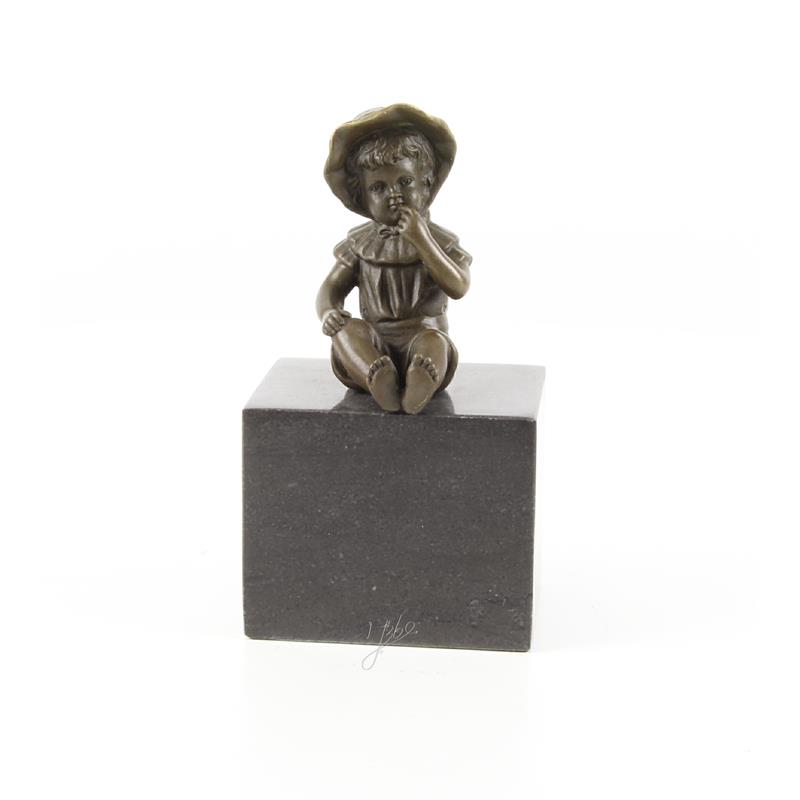Een bronzen beeld/sculptuur van een klein, zittend meisje