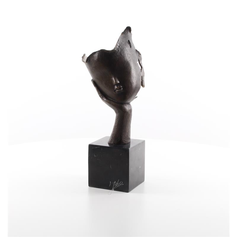 Een bronzen beeld/sculptuur van een hoofd rustend op een hand