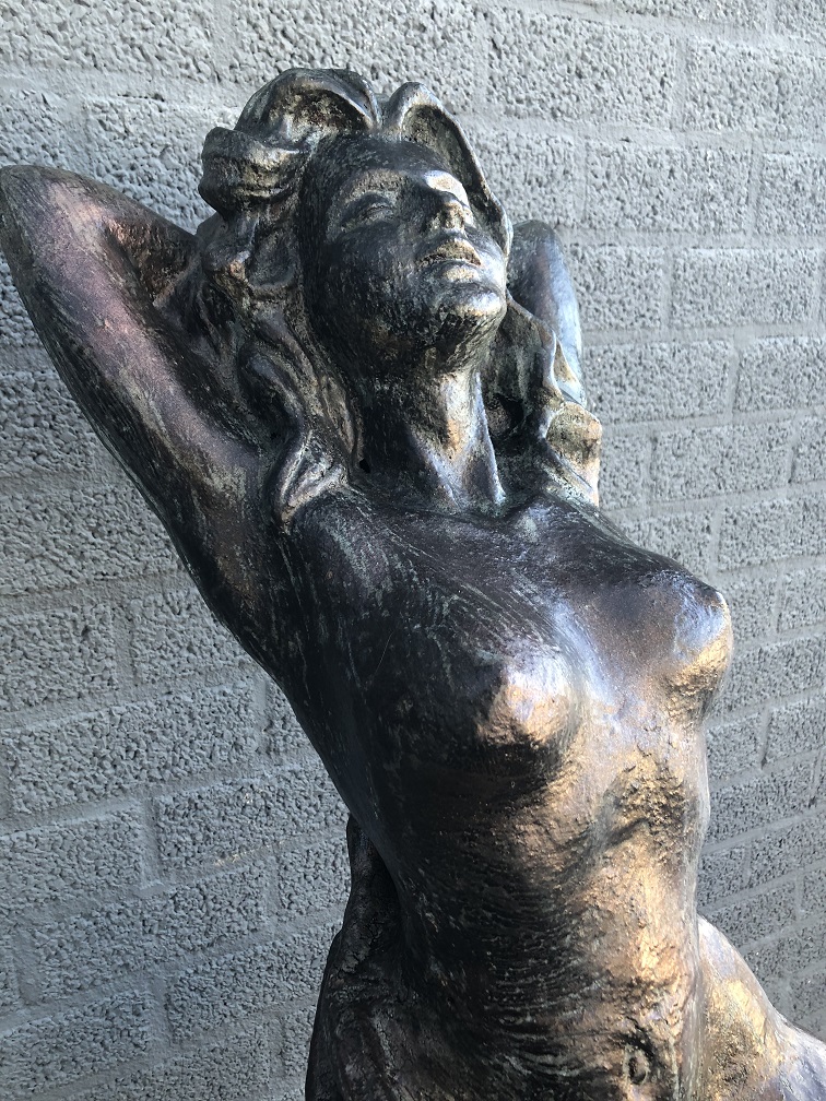 Een prachtig beeld van een ontblote vrouw geheel gietijzer bronslook-rust, mooi in detail!